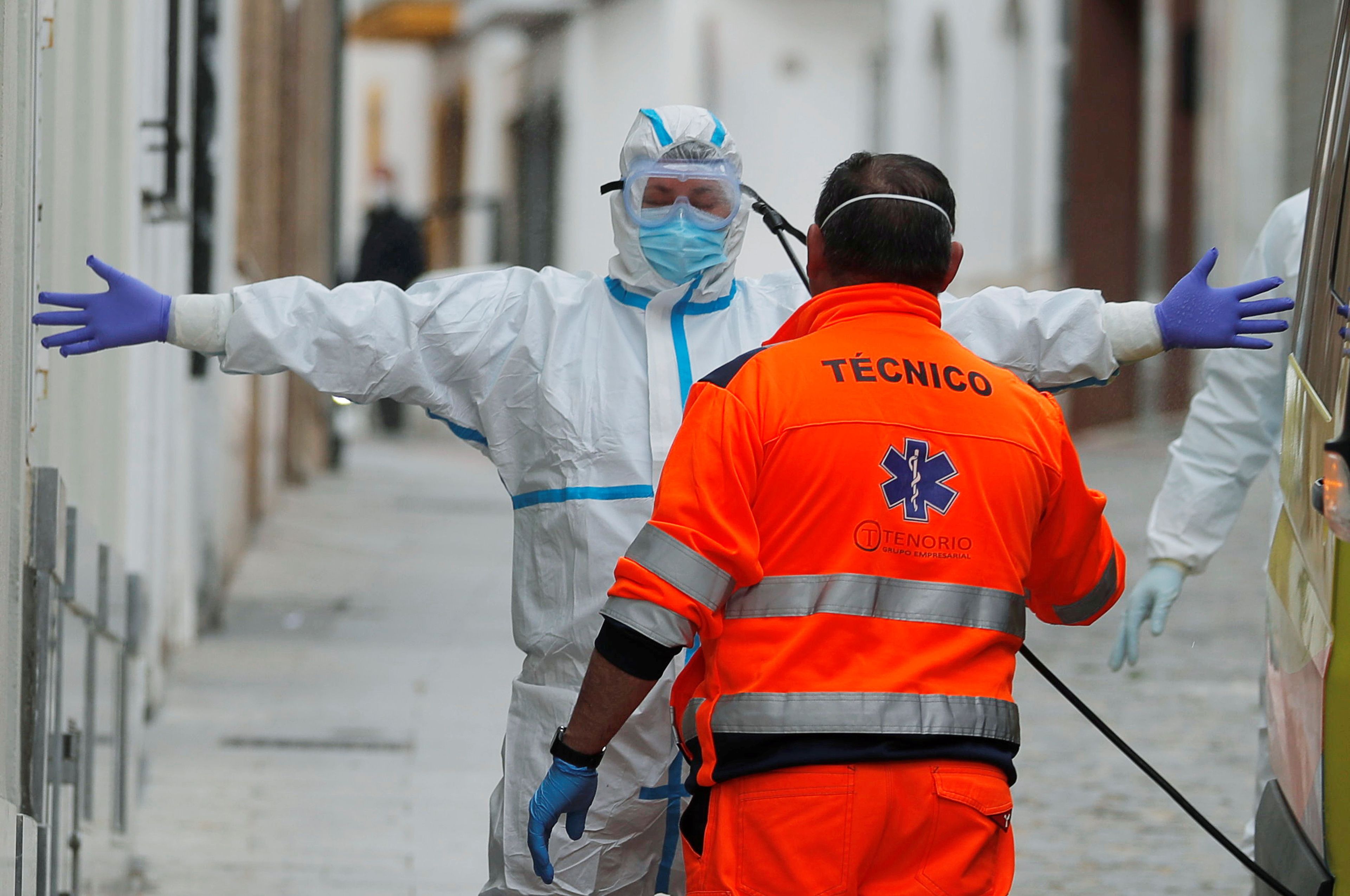Un sanitario vestido con un traje protector durante la pandemia del coronavirus