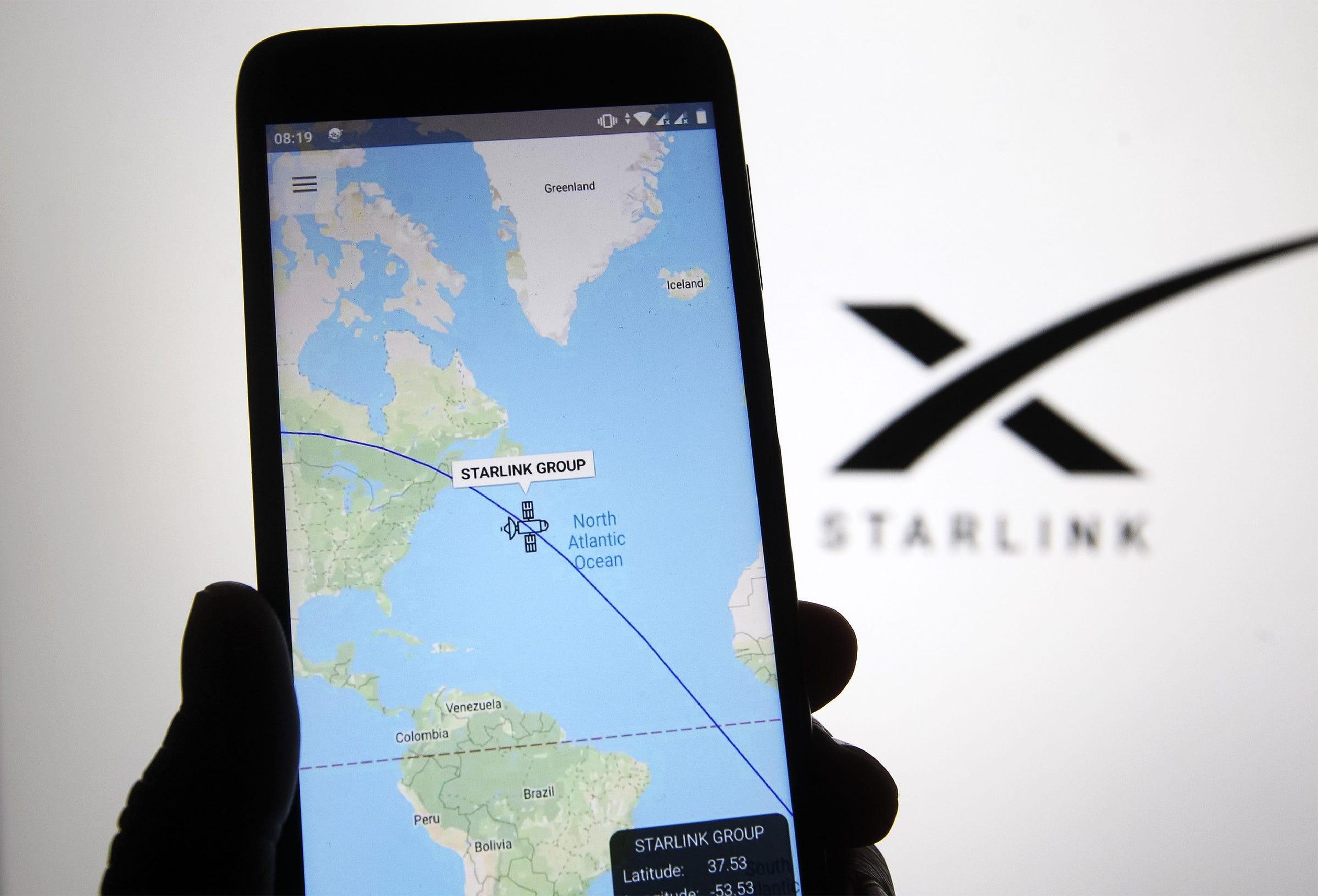 Foto de una aplicación de seguimiento de satélites que muestra una de las naves espaciales Starlink de SpaceX, ofreciendo internet sobre un mapa de la Tierra.