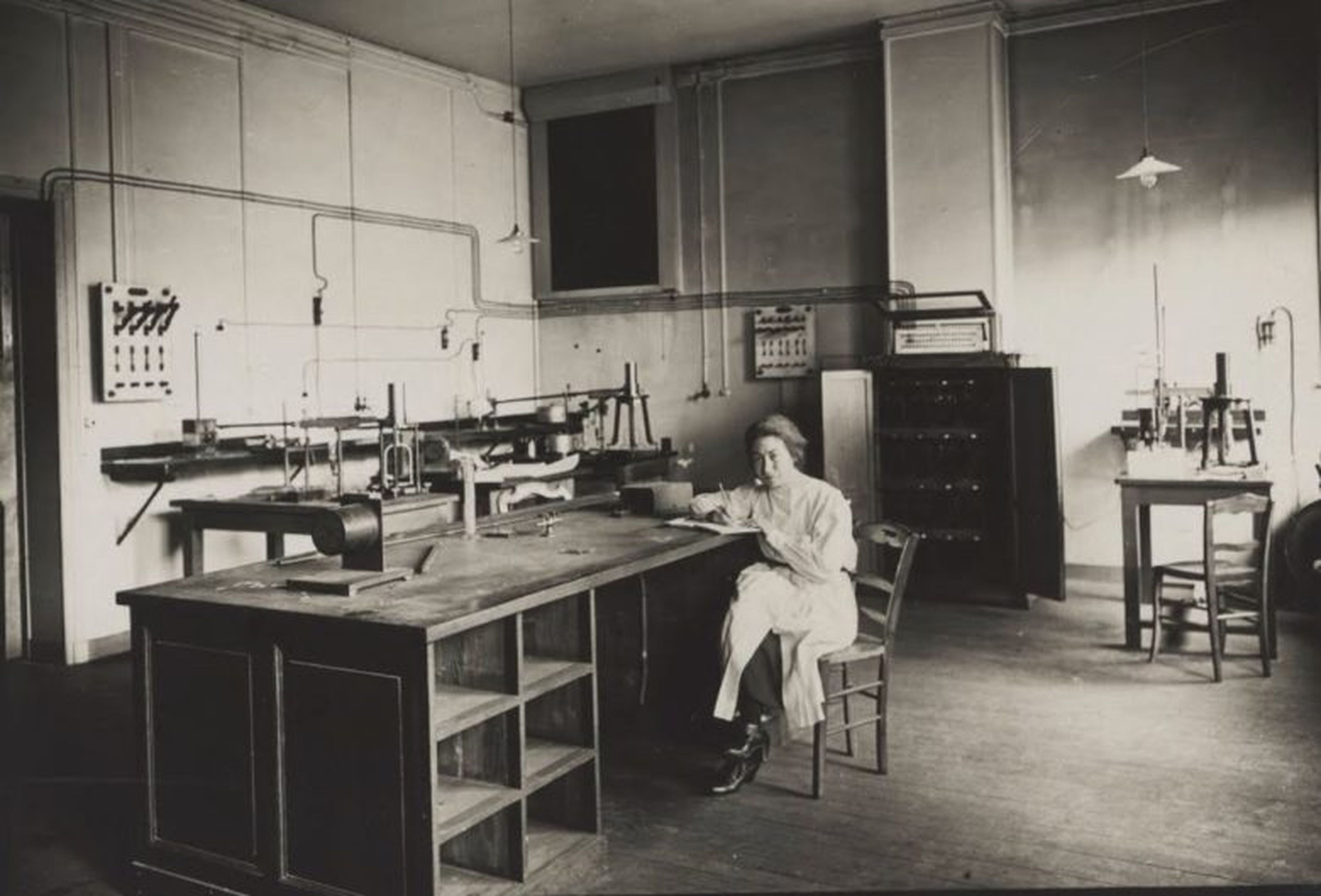 Ștefania Mărăcineanu en el laboratorio de los Curie, en marzo de 1922.