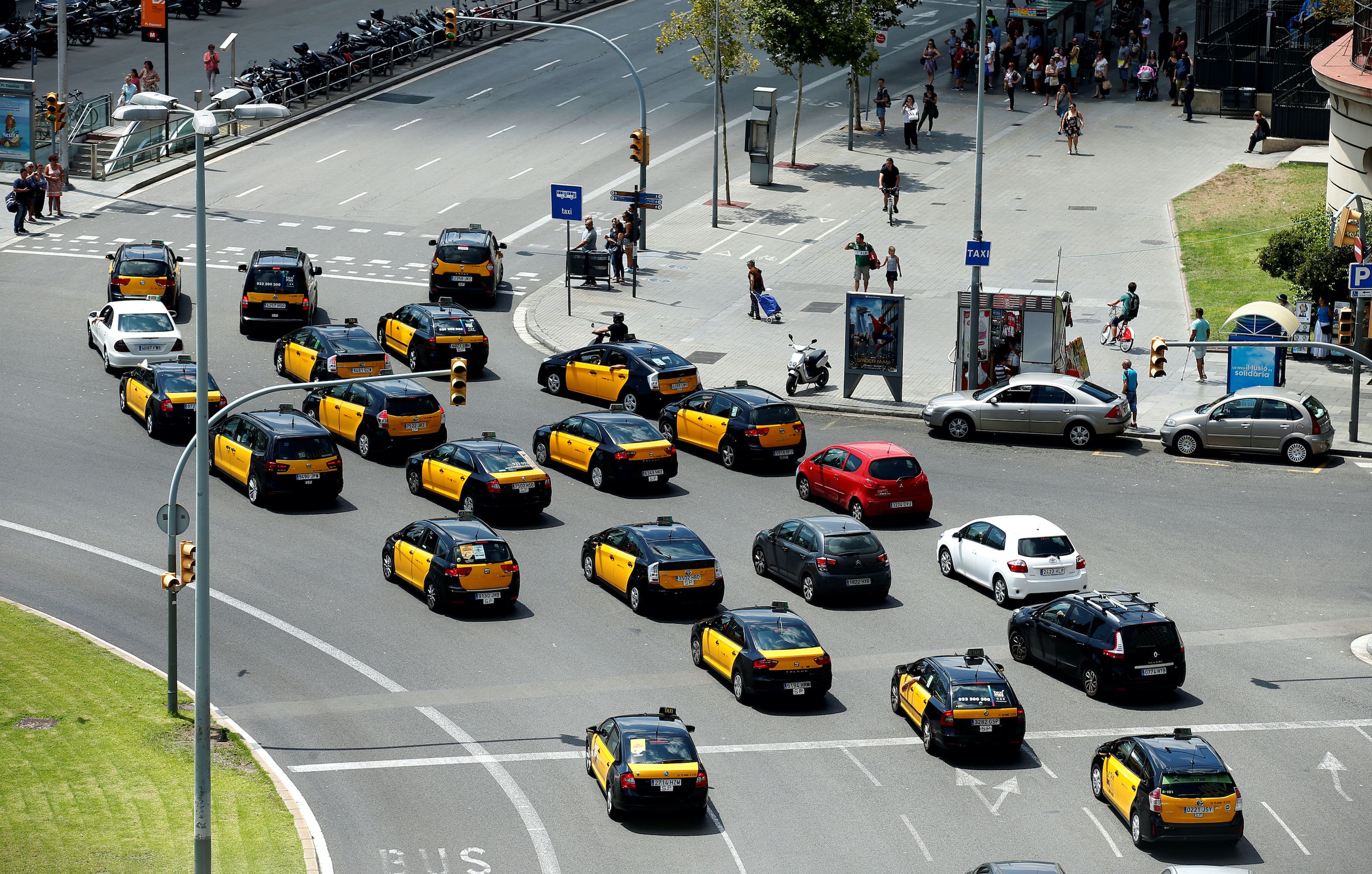 Marcha lenta de taxistas en Barcelona en julio de 2017 para protestar contra Uber y Cabify.