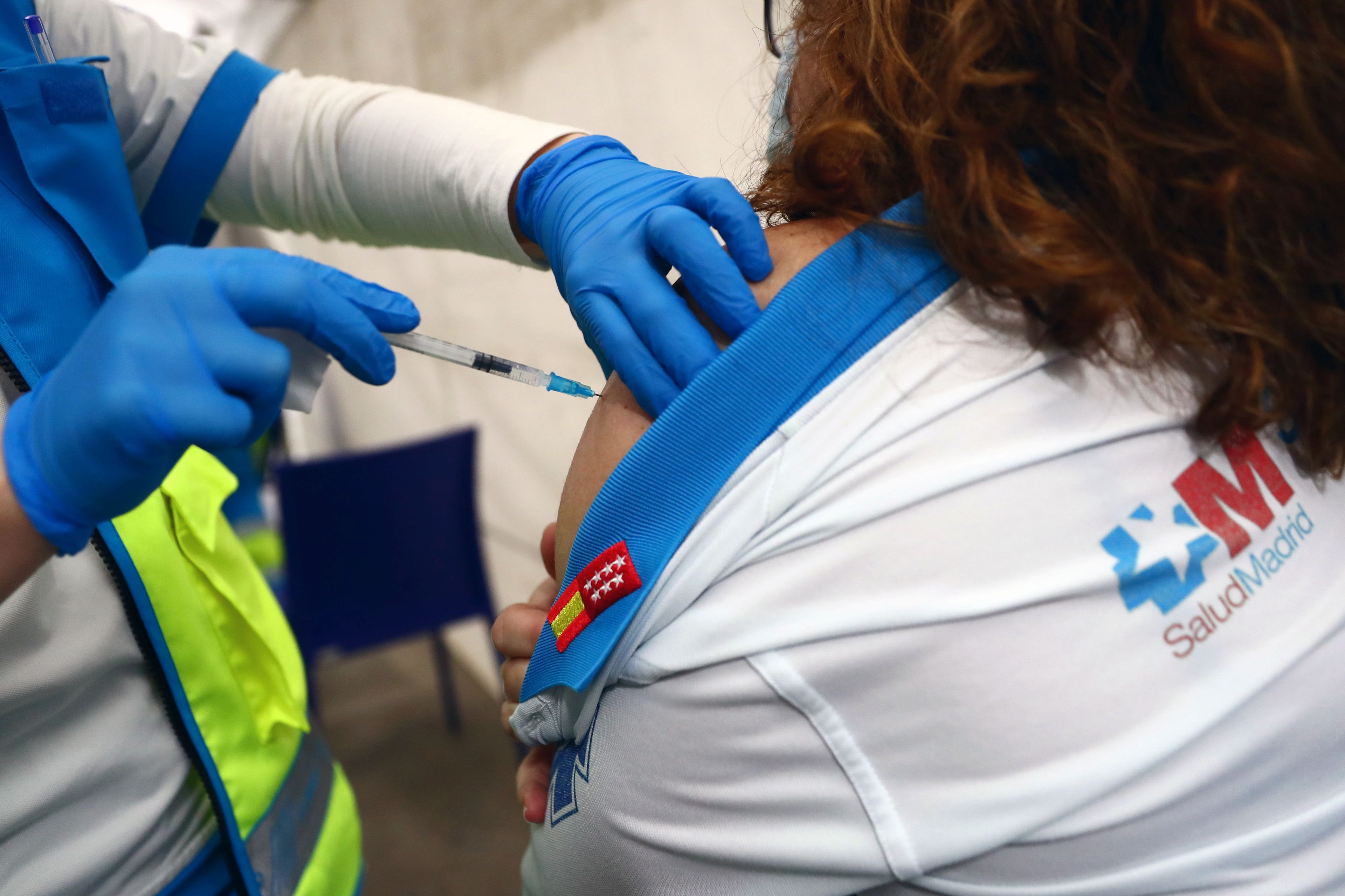 Una trabajadora sanitaria recibe una dosis de la vacuna contra el coronavirus