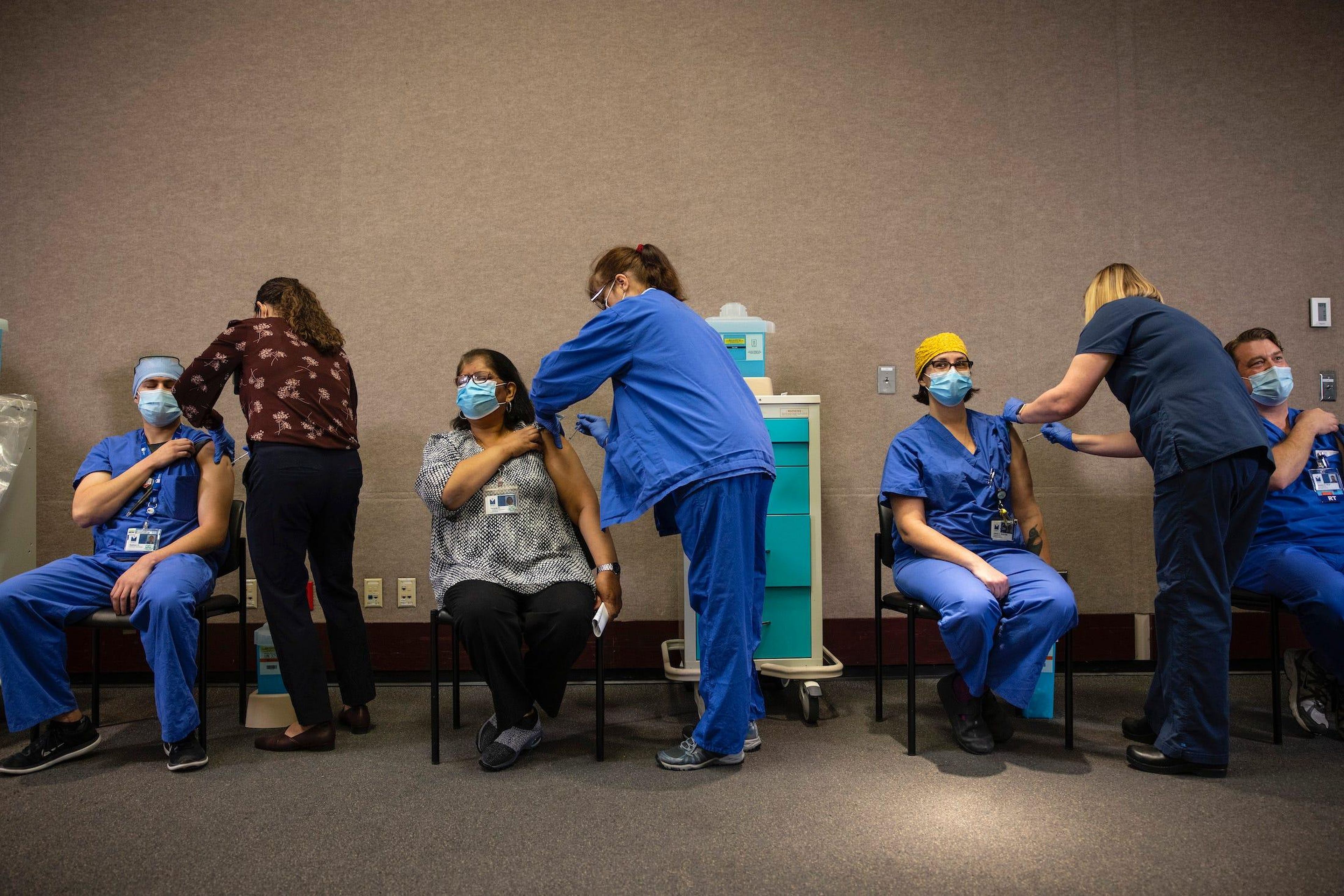 Sanitarios reciben las vacunas contra el coronavirus de Pfizer-BioNTech en Portland, Oregon, en diciembre.