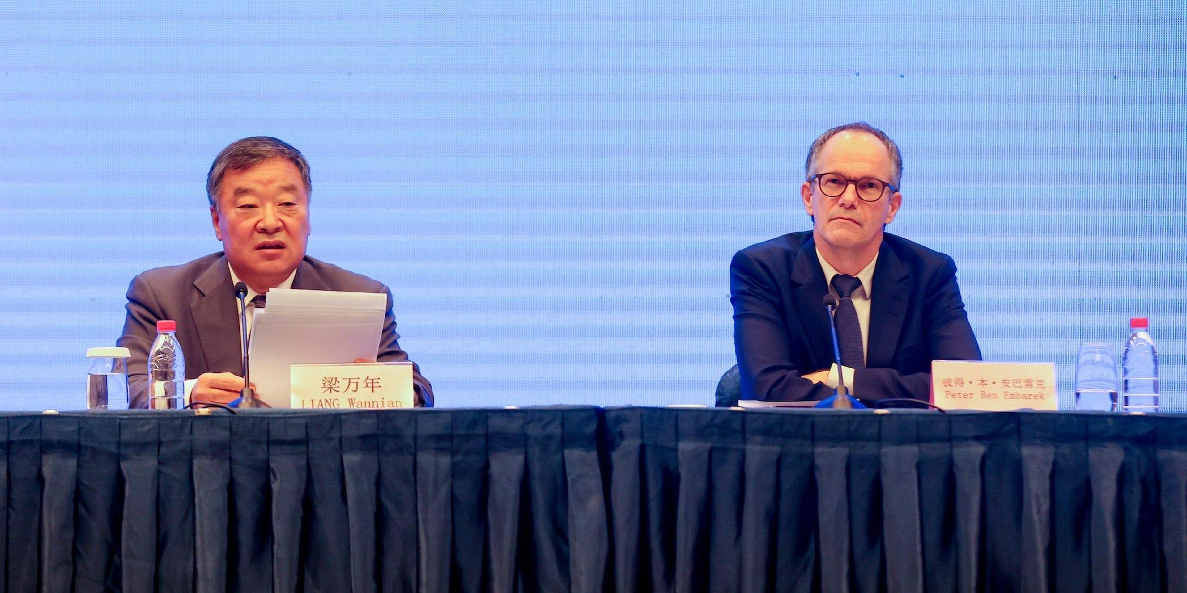 Expertos del equipo OMS-China, Liang Wannian (L) y Peter Ben Embarek, asisten a la rueda de prensa del estudio conjunto OMS-China el 9 de febrero de 2021 en Wuhan, provincia china de Hubei.