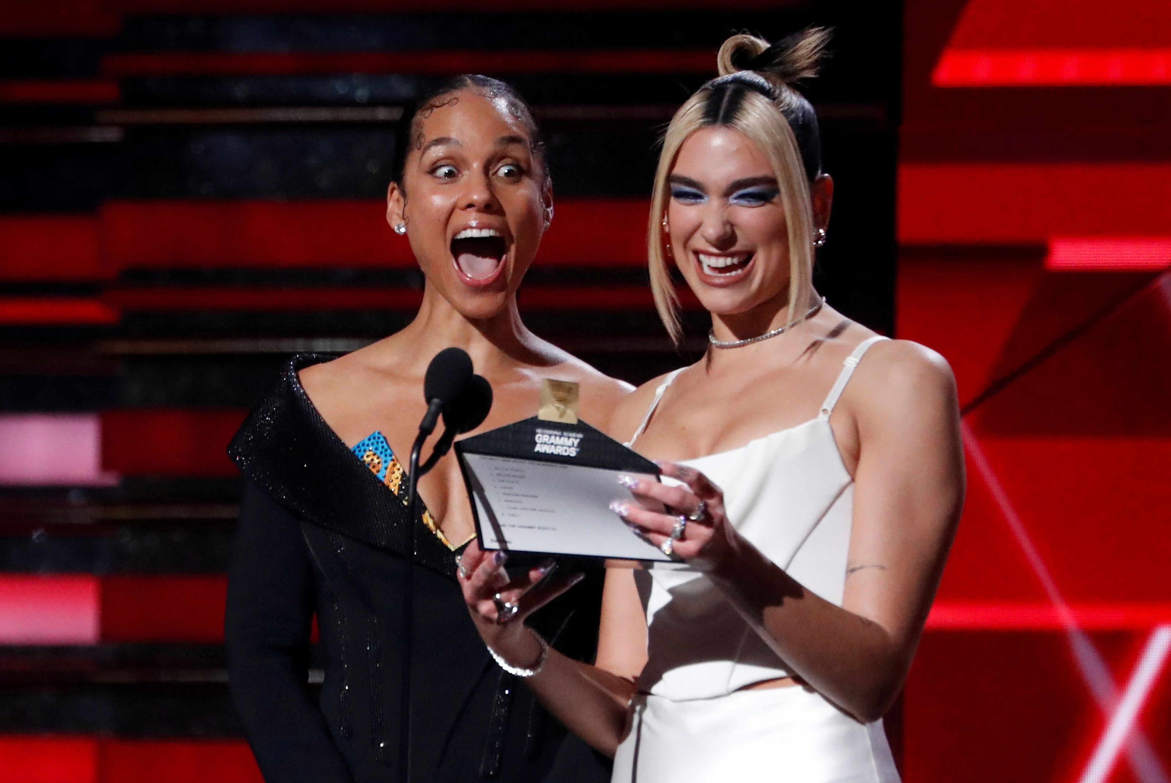 Alicia Keys y Dua Lipa durante los Premios Grammy de 2020.