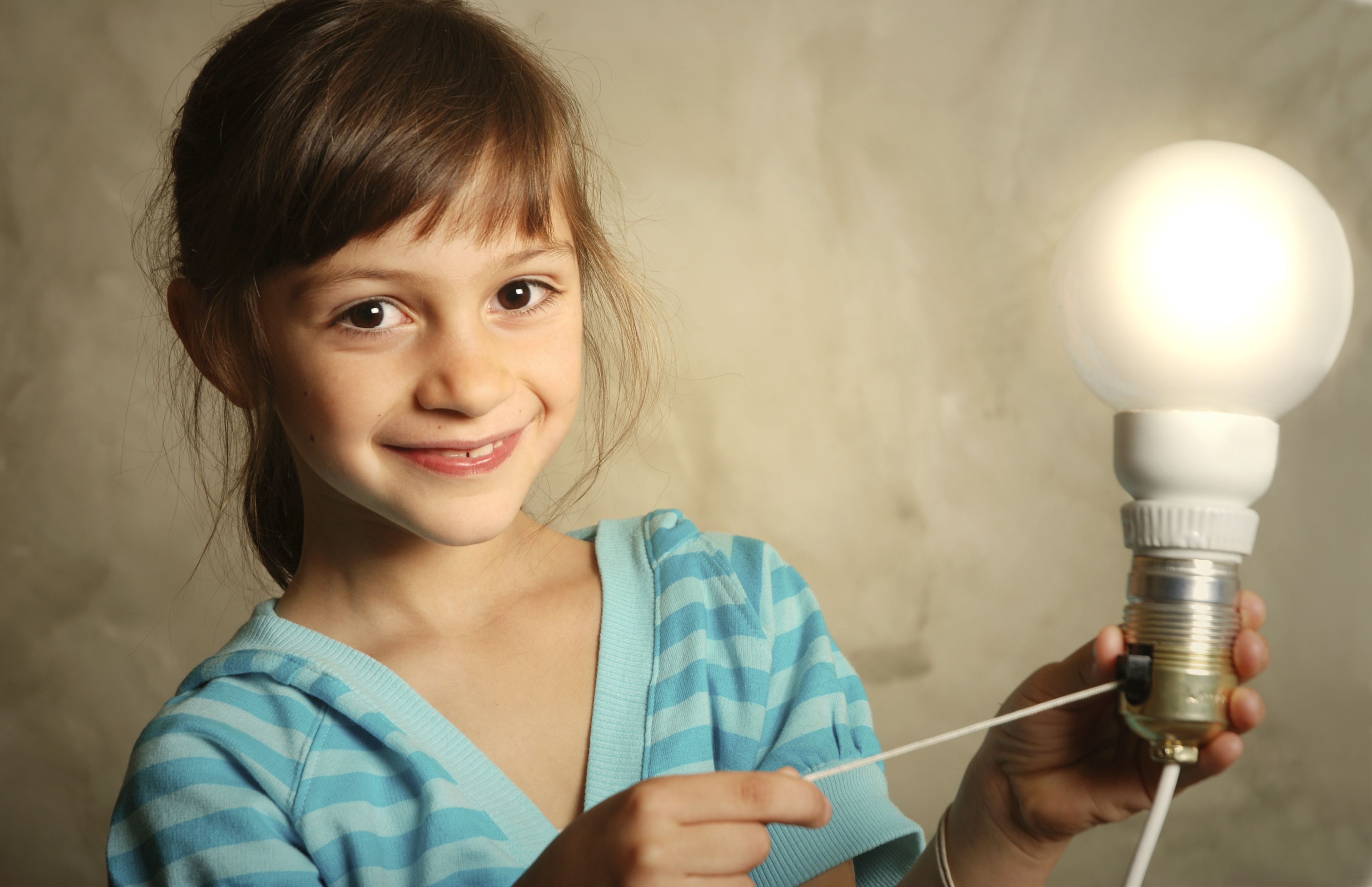 La importancia de apagar las luces para que tu hijo(a) pueda