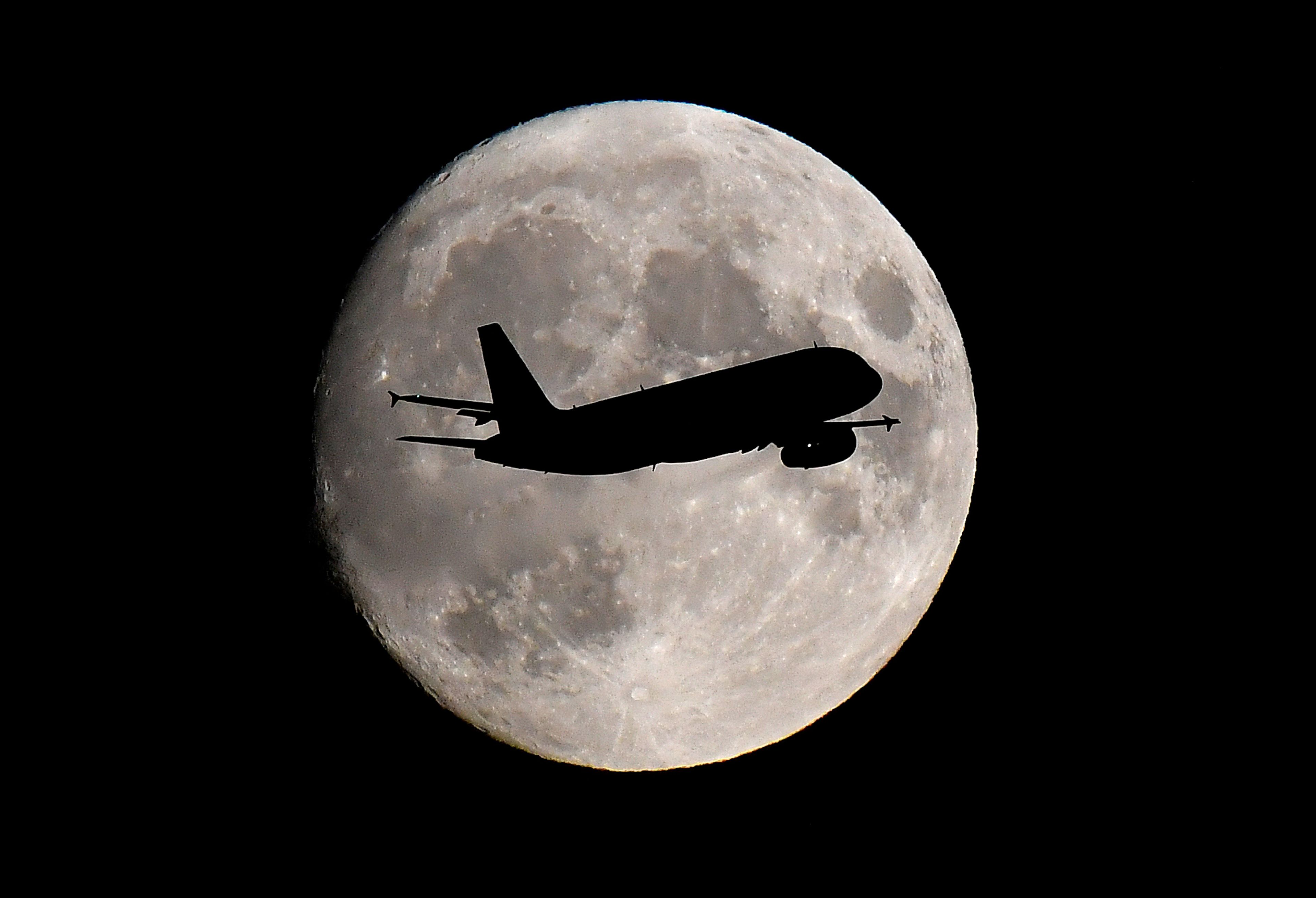 avión viaje luna