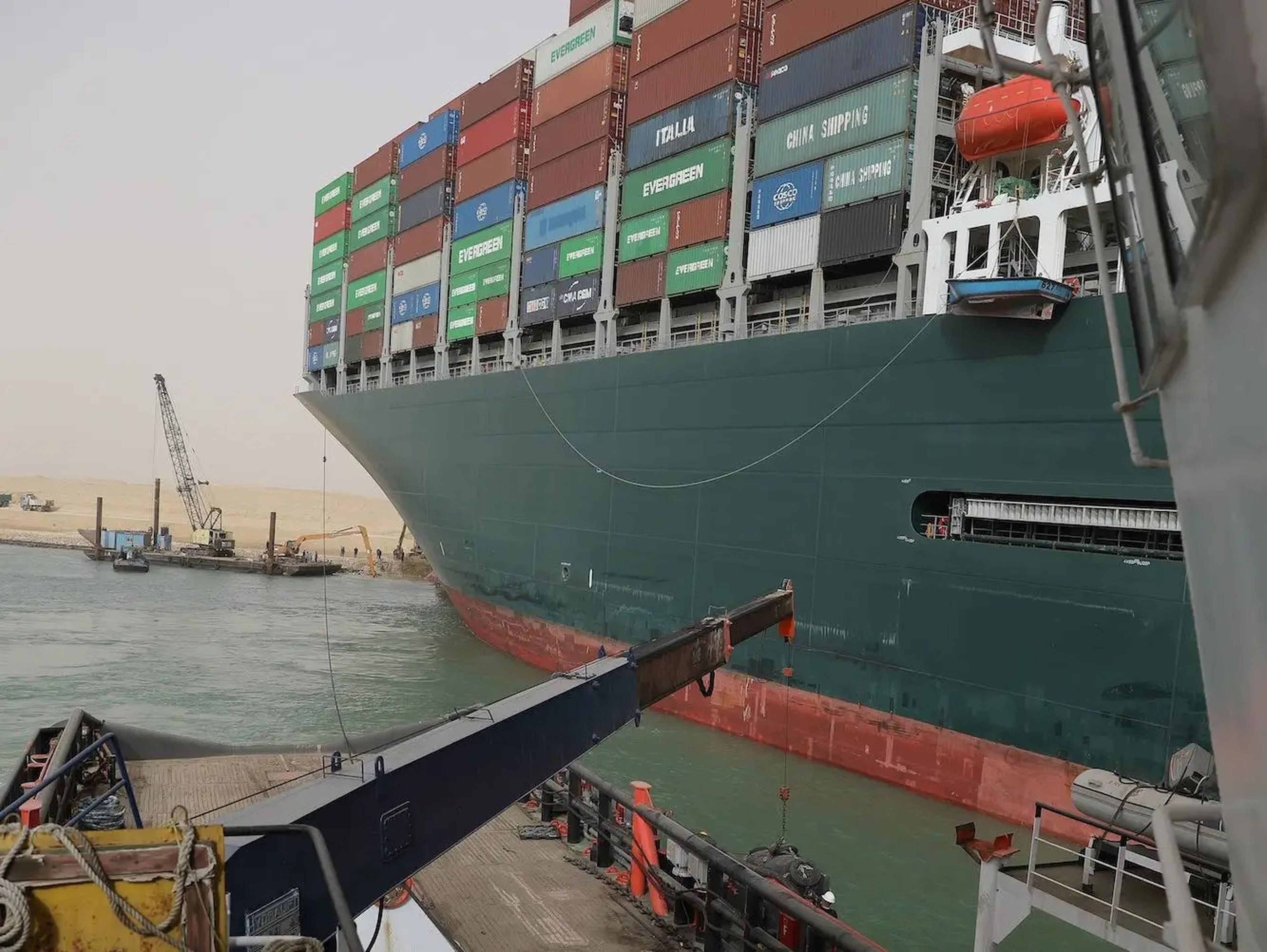 El barco Ever Given atrapado en el Canal de Suez en Egipto el pasado jueves.