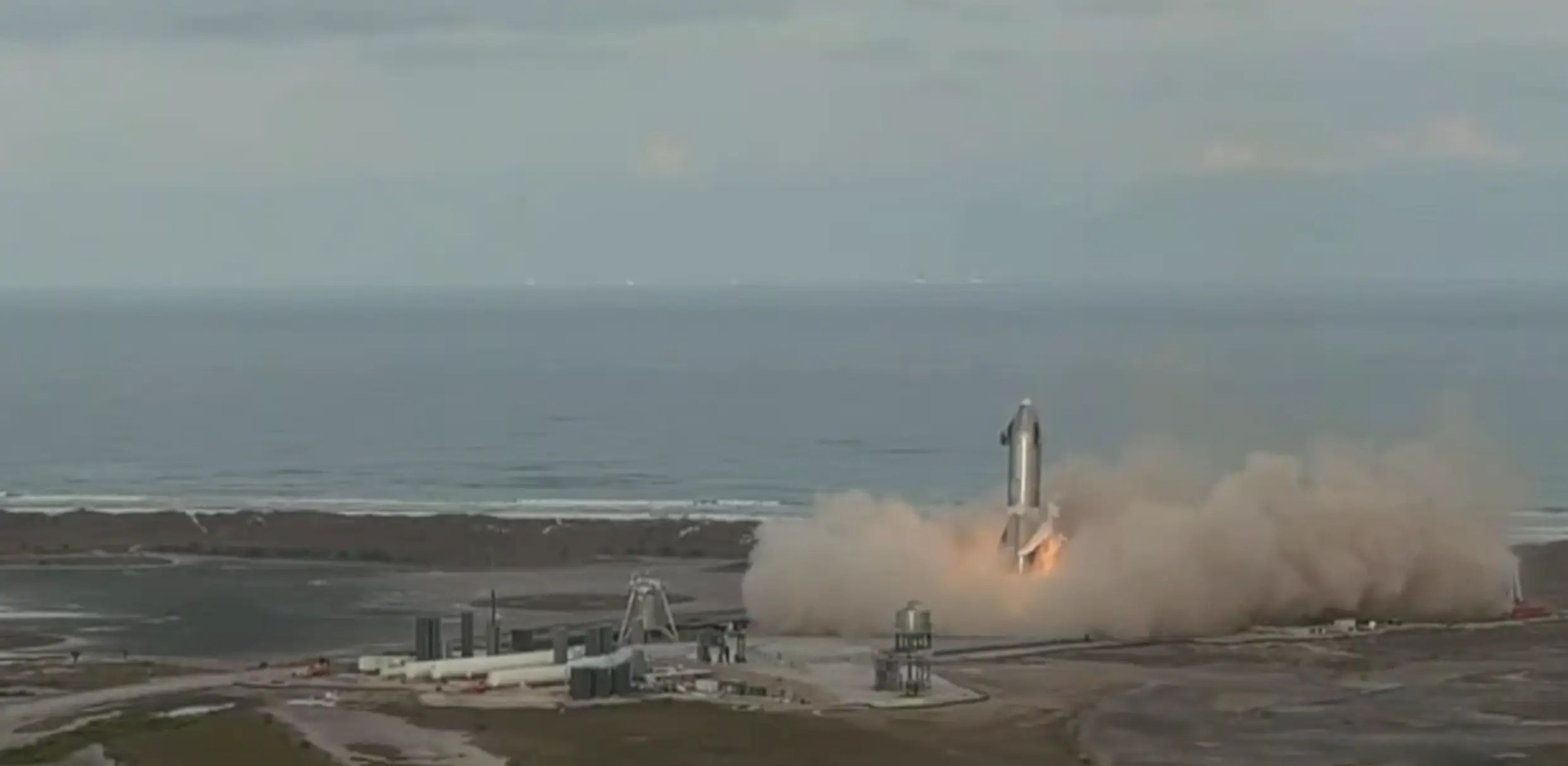 El SN10 aterriza de una pieza en la plataforma de aterrizaje de Boca Chica de SpaceX, en esta captura de pantalla de la transmisión en vivo del vuelo de prueba.