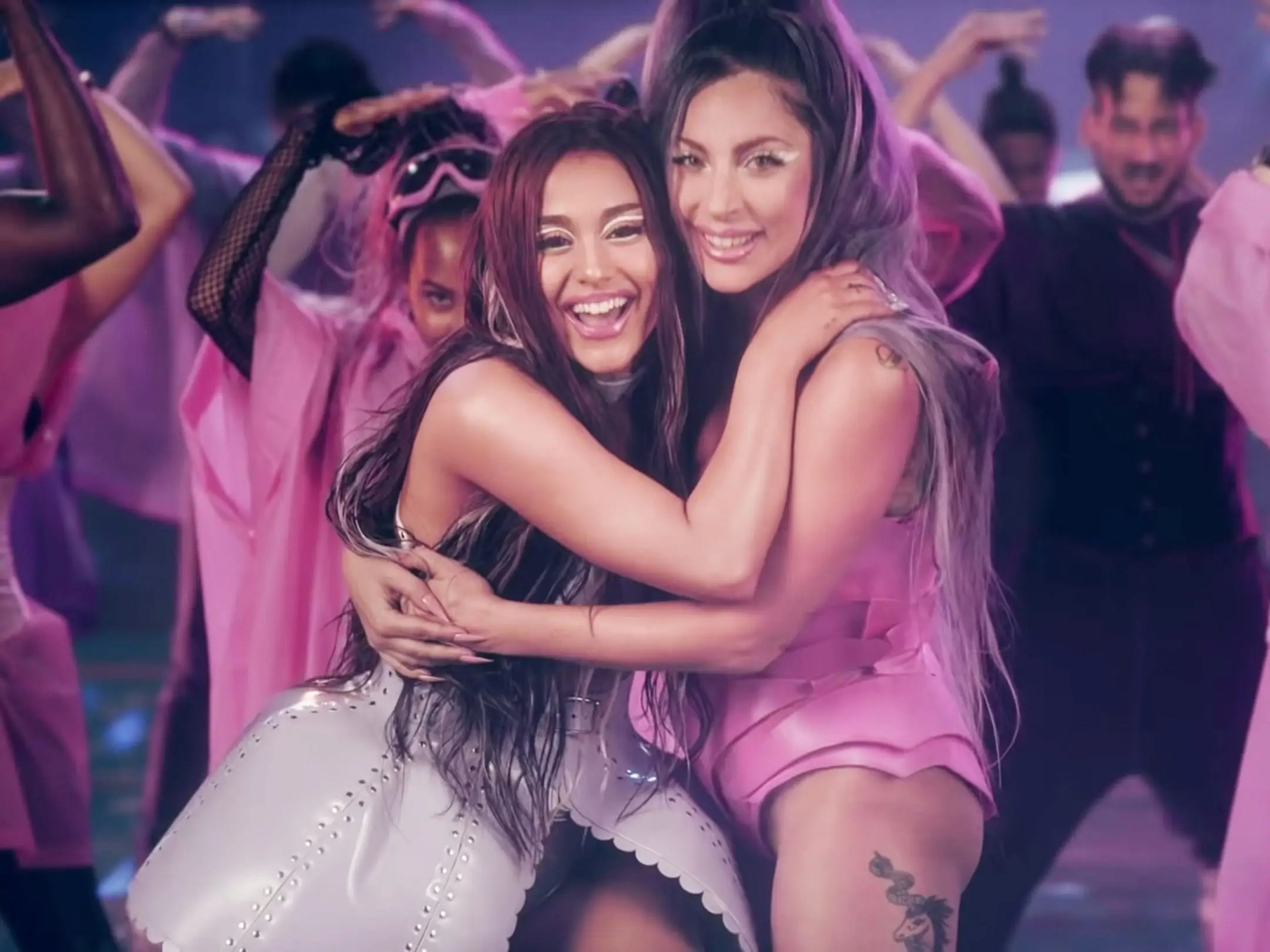 Ariana Grande y Lady Gaga en el vídeo de su canción 'Rain on Me'.