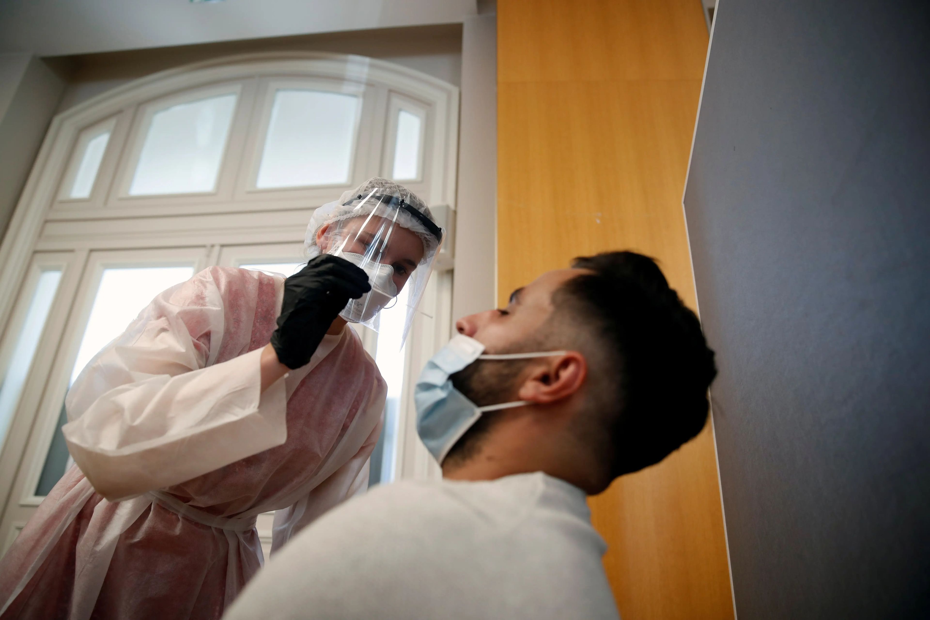 Una enfermera toma muestras de un paciente en un centro de pruebas de COVID-19 en París, Francia.