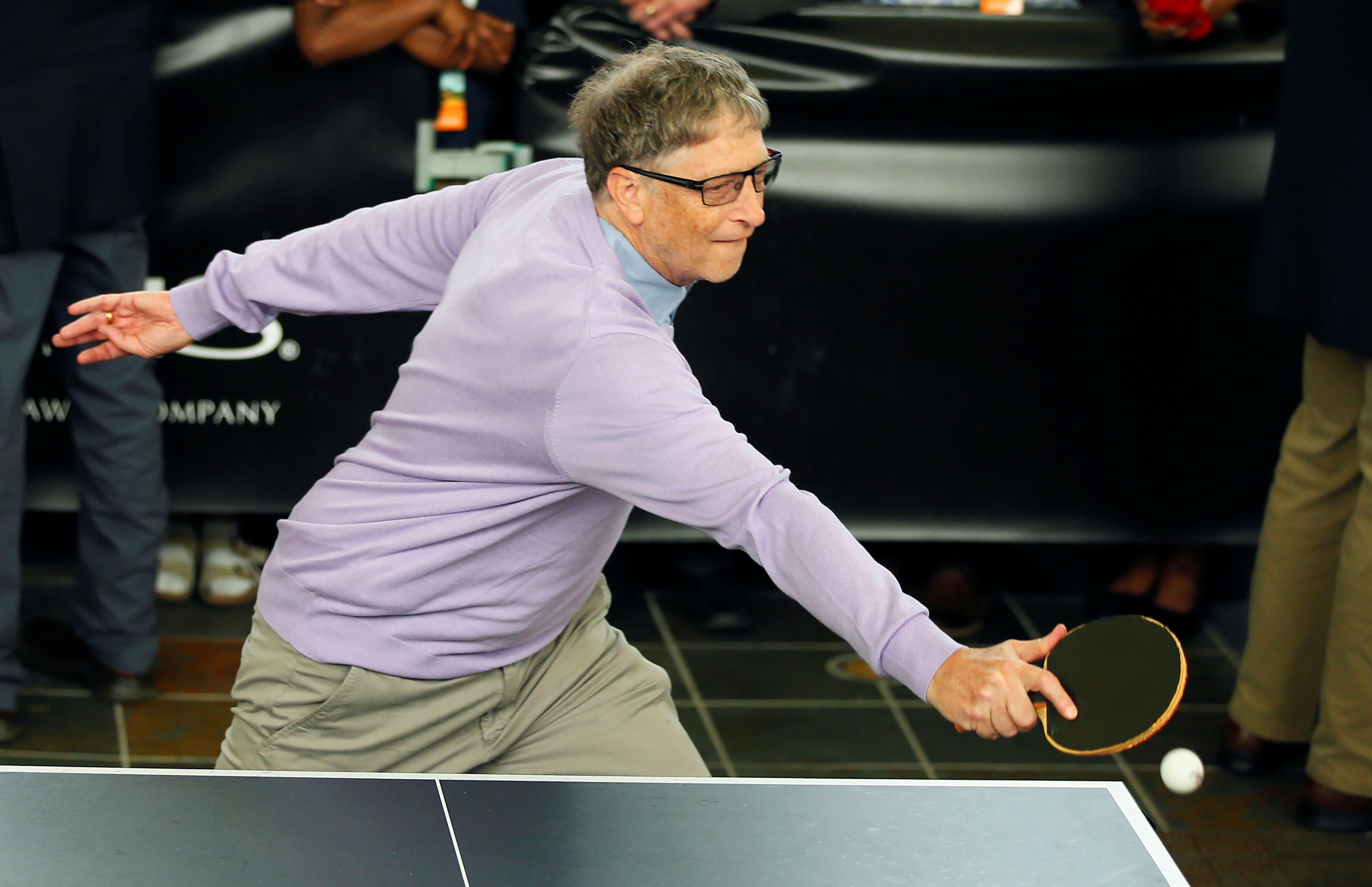 Bill Gates jugando al ping pong