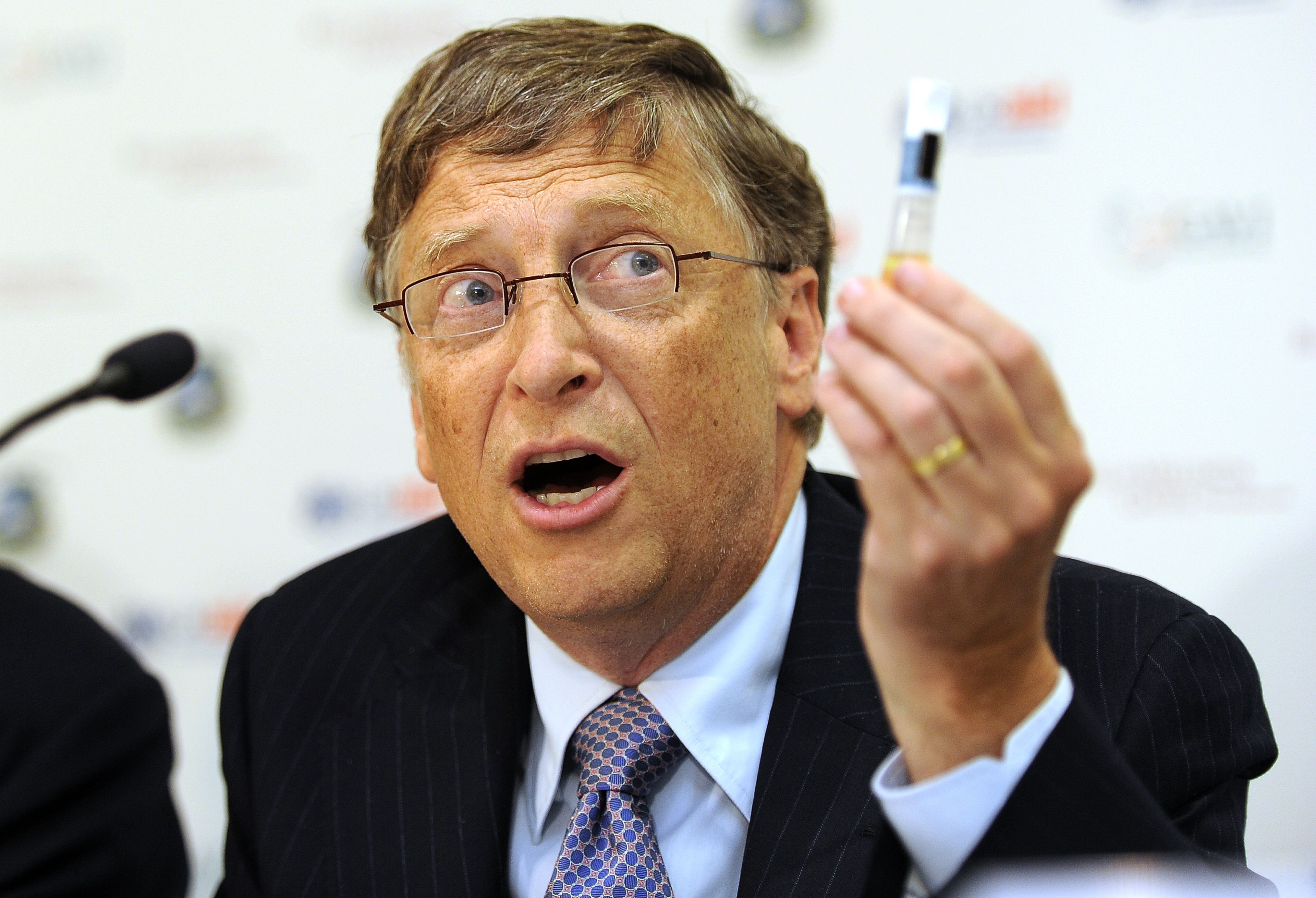 Bill Gates sujeta una vacuna en una conferencia