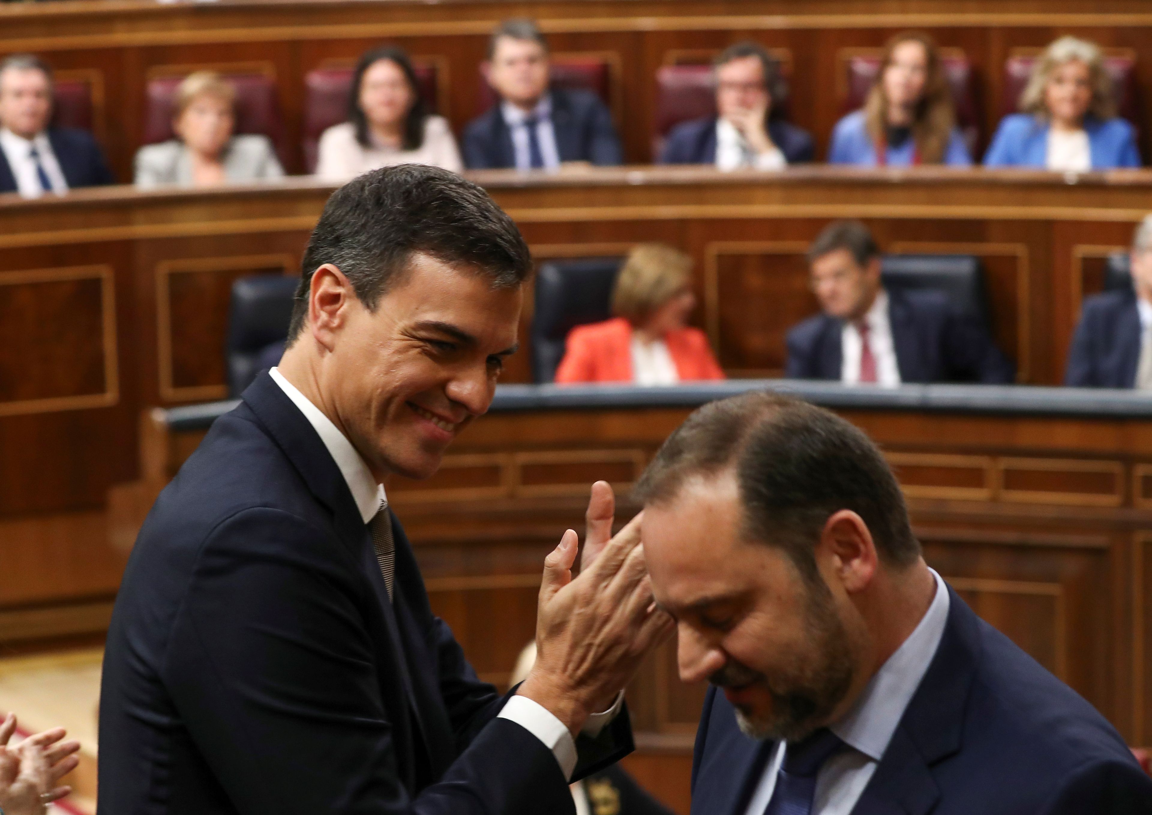 El presidente de Gobierno, Pedro Sánchez, aplaude al ministro José Luis Ábalos.