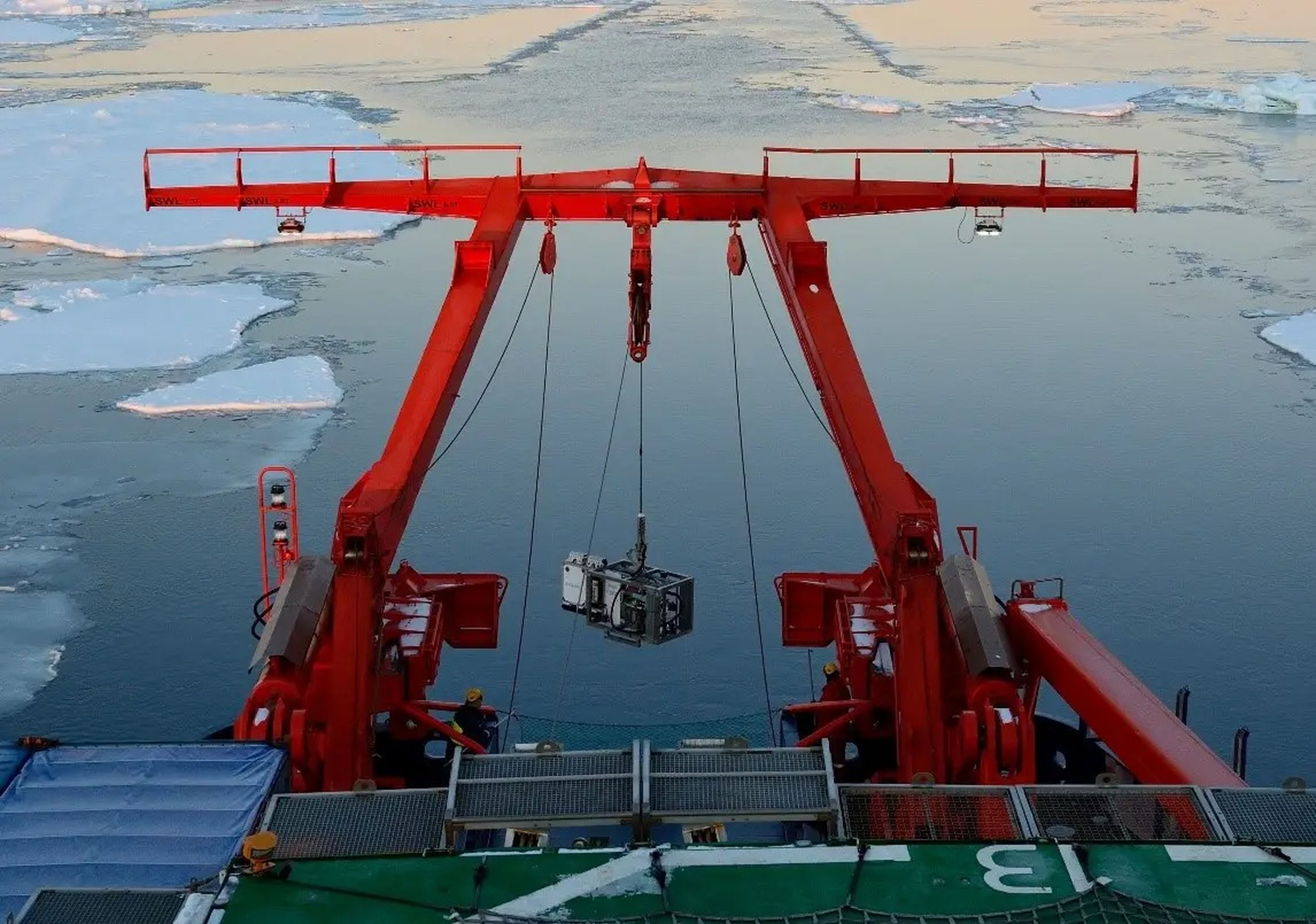 Los miembros de la tripulación del Polarstern se preparan para sumergir el Sistema de Batimetría y Observación del Fondo Oceánico.