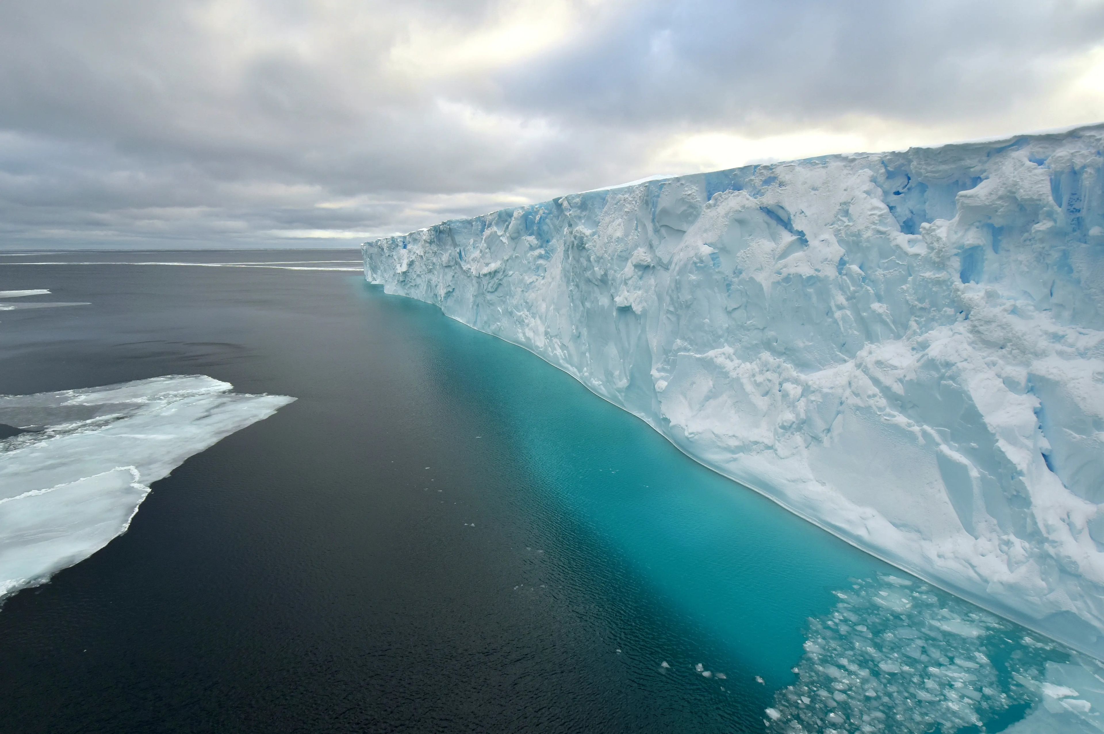Imagen del mar de Weddell, entre la plataforma de hielo Brunt y el iceberg A74 que se desprendió de la plataforma, en febrero.
