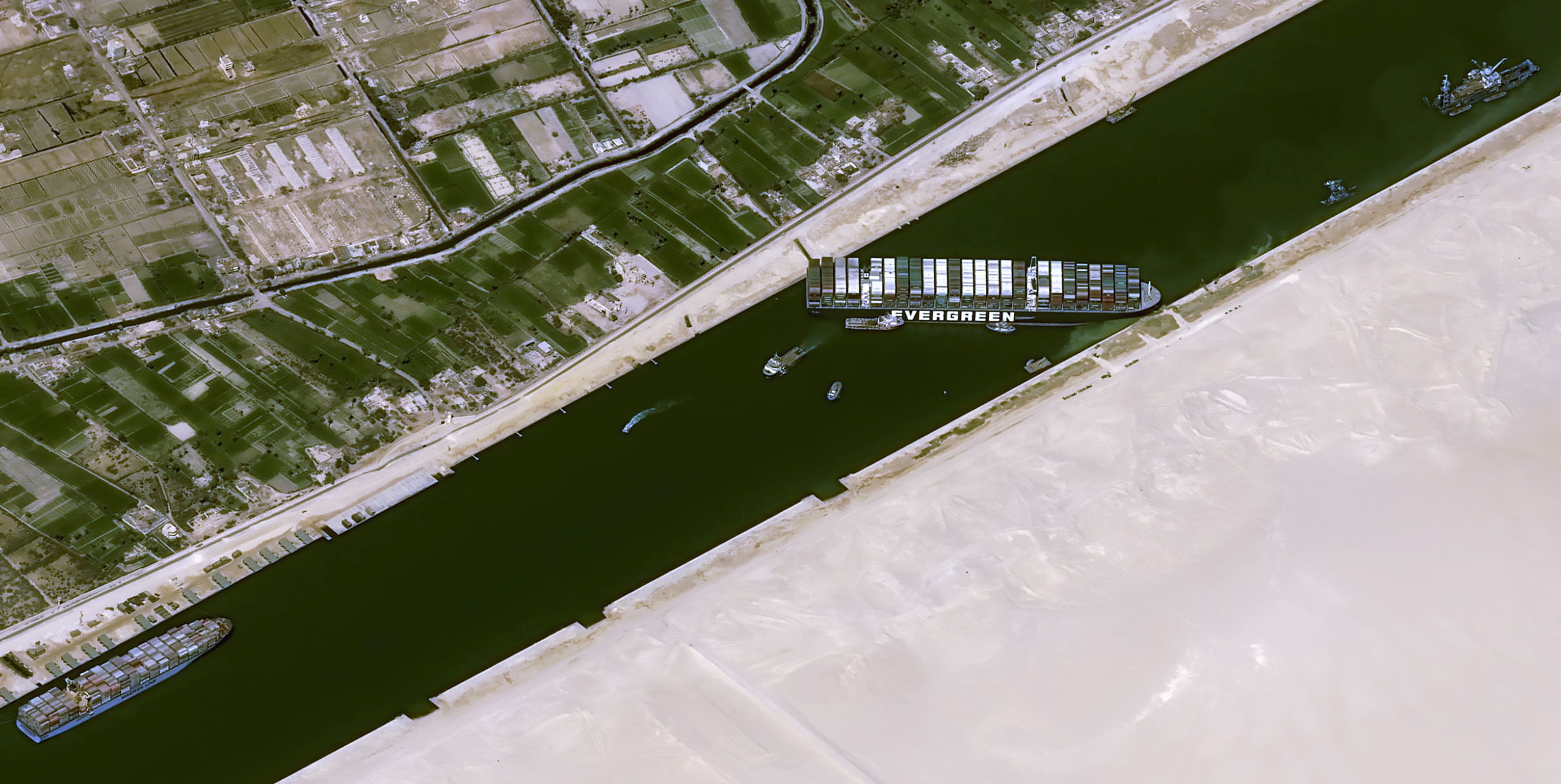 El carguero Ever Given, encallado en el Canal de Suez