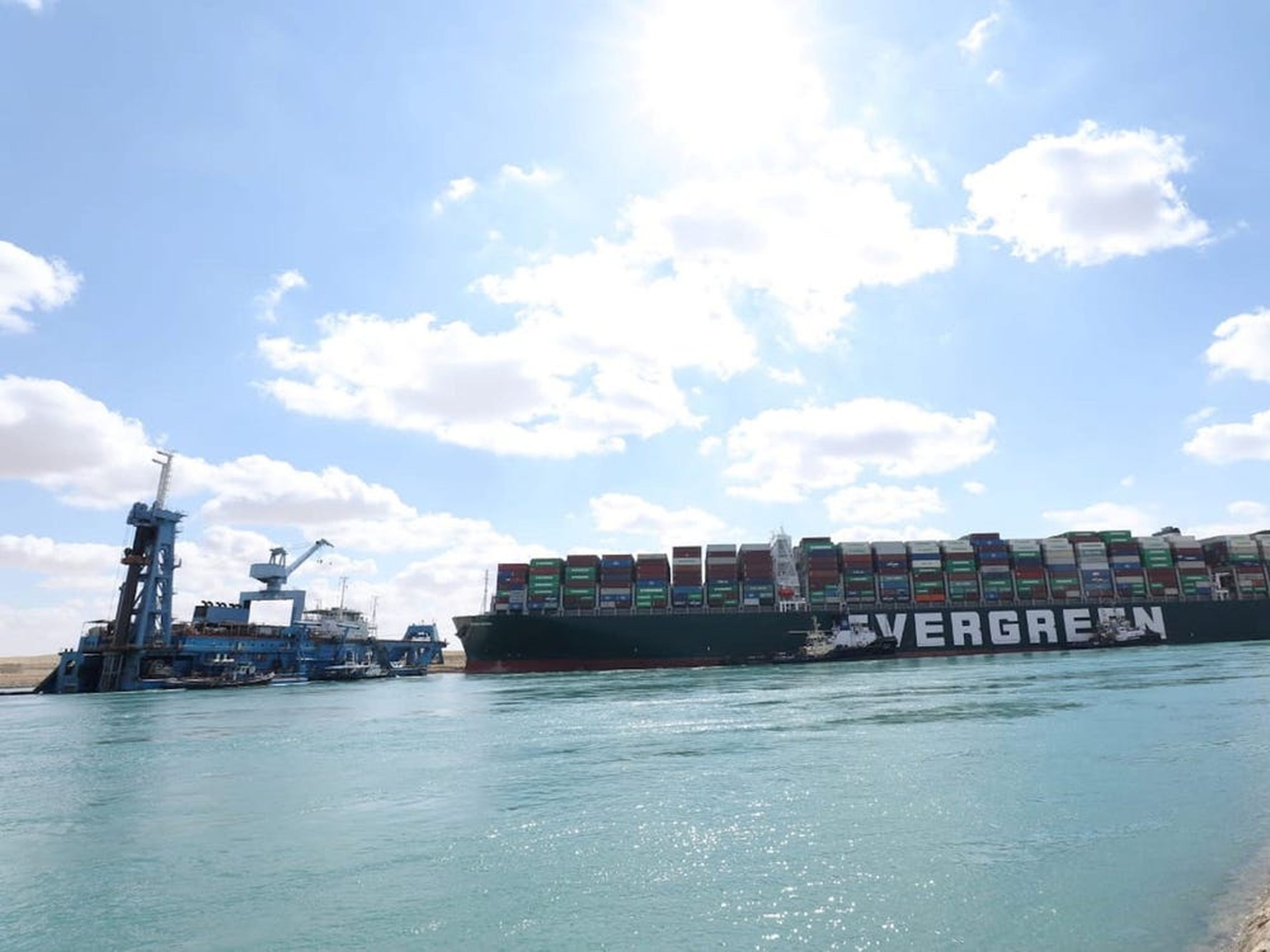 El carguero Ever Given, uno de los más grandes del mundo de su categoría, encallado en el Canal de Suez