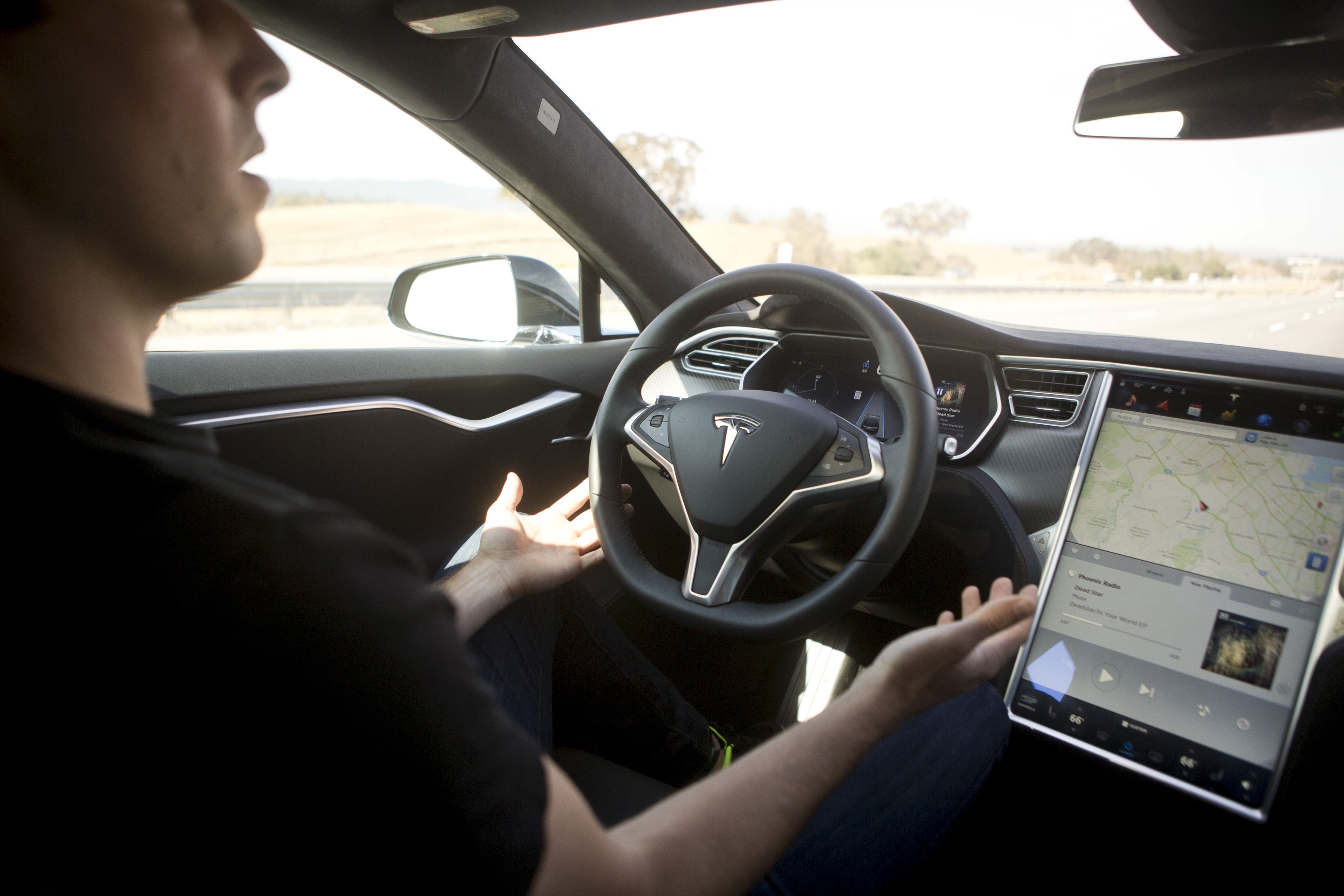 Un conductor suelta el volante de un Tesla con Autopilot durante una prueba en California en 2015