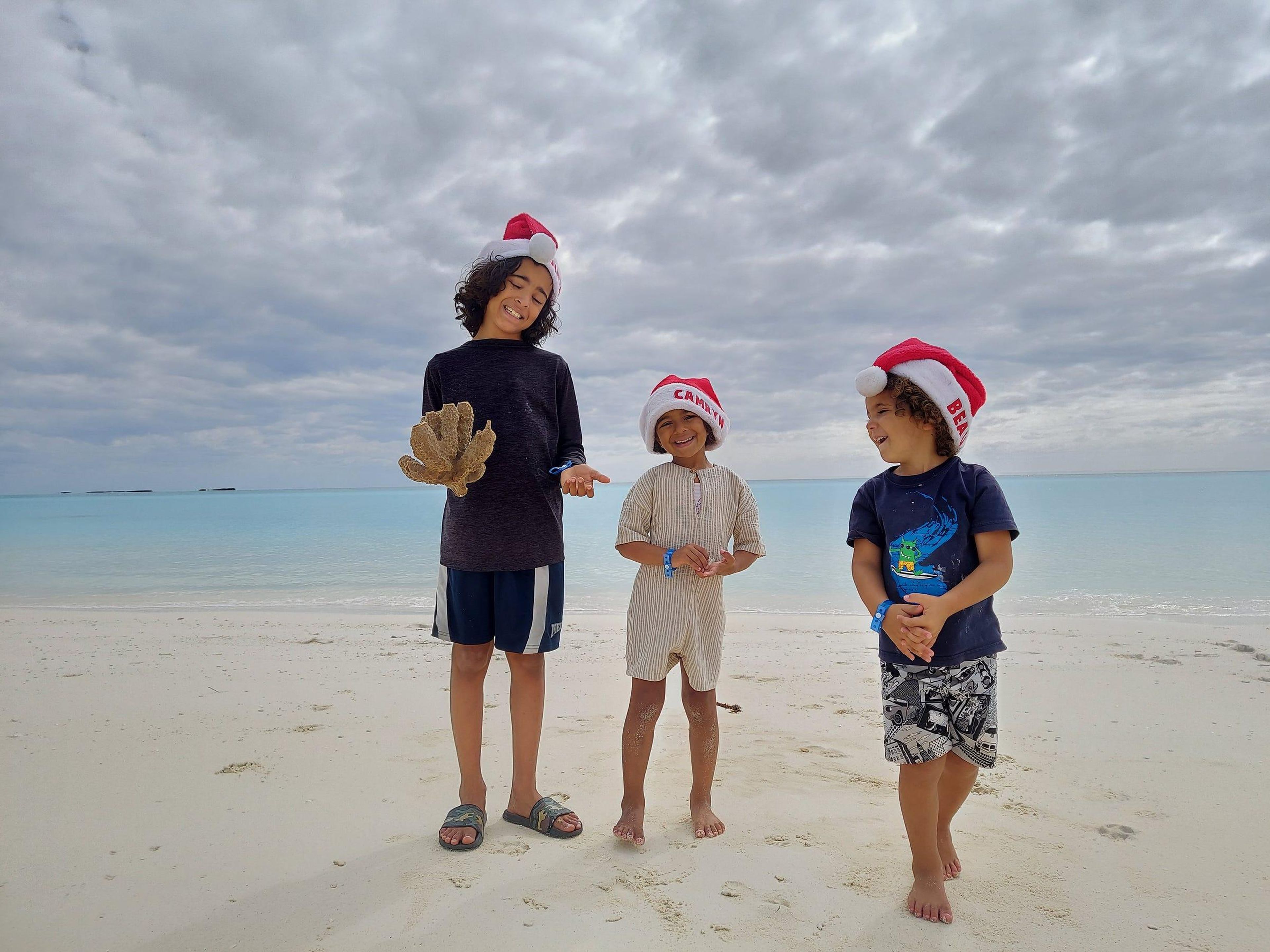 La joven familia pasó la Navidad en las Bahamas, entre el sol y la arena.