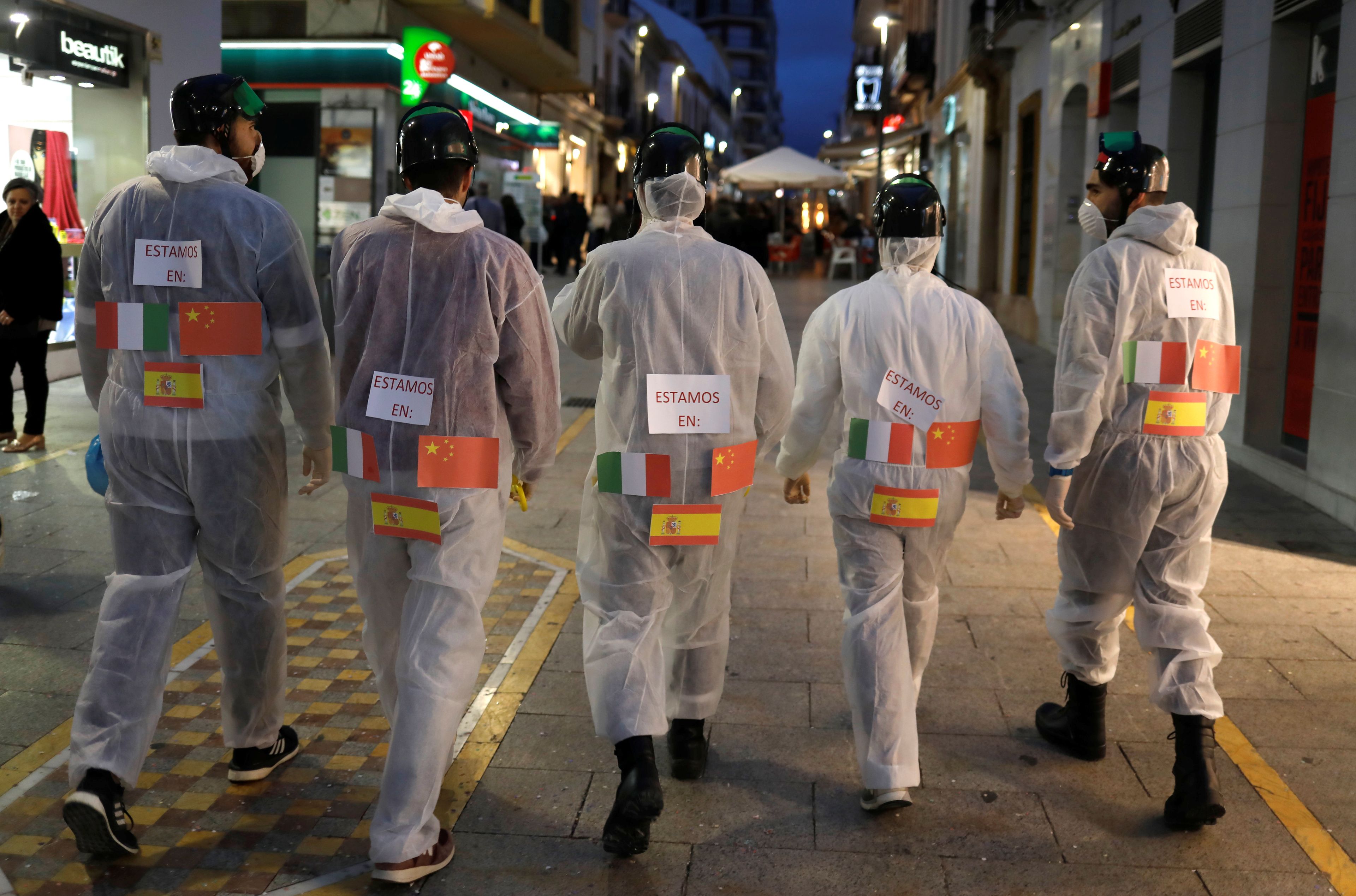Disfraz de sanitarios al frente de la pandemia de coronavirus.