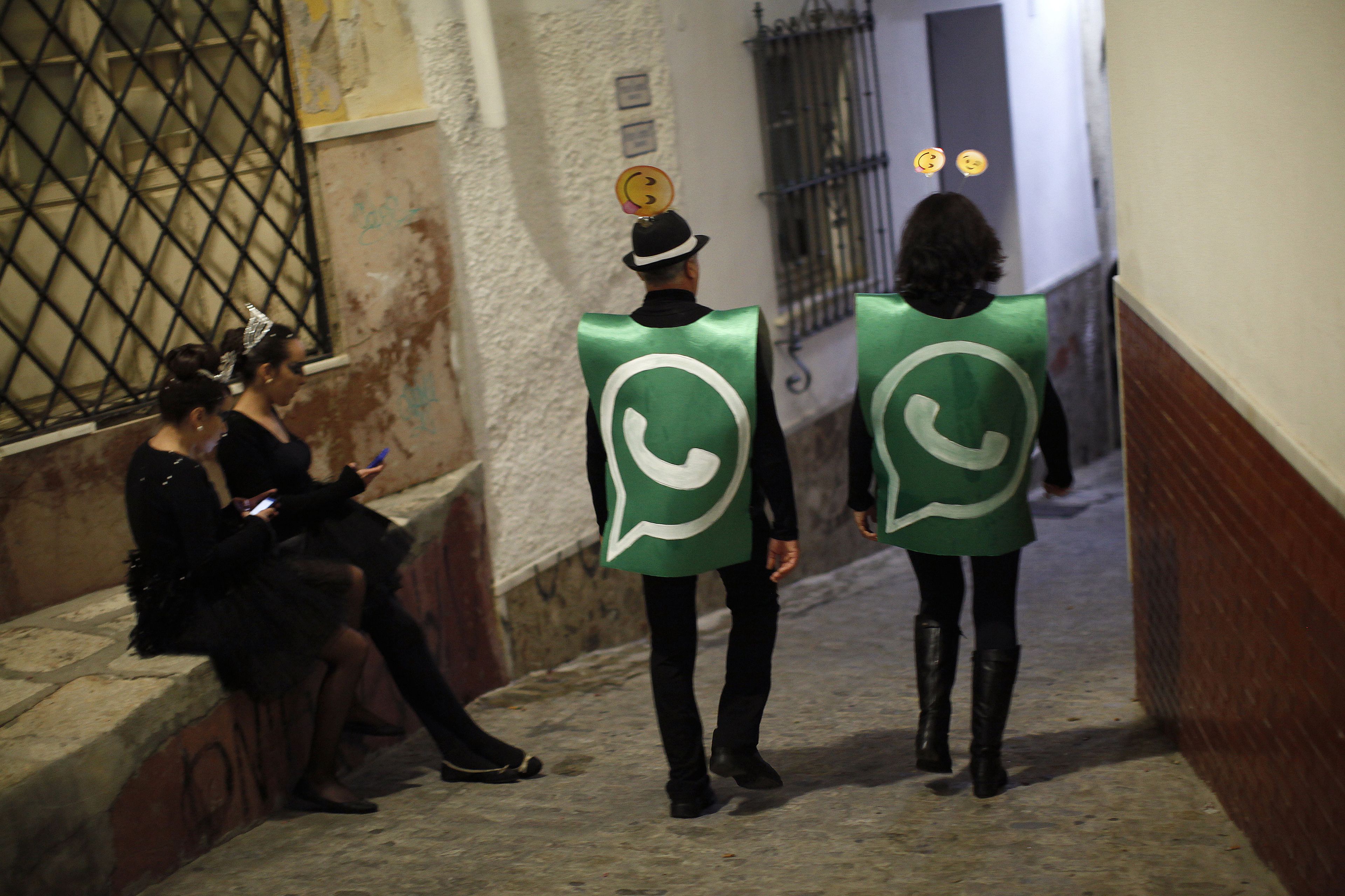 Dos hombres disfrazados como si fuesen WhatsApp
