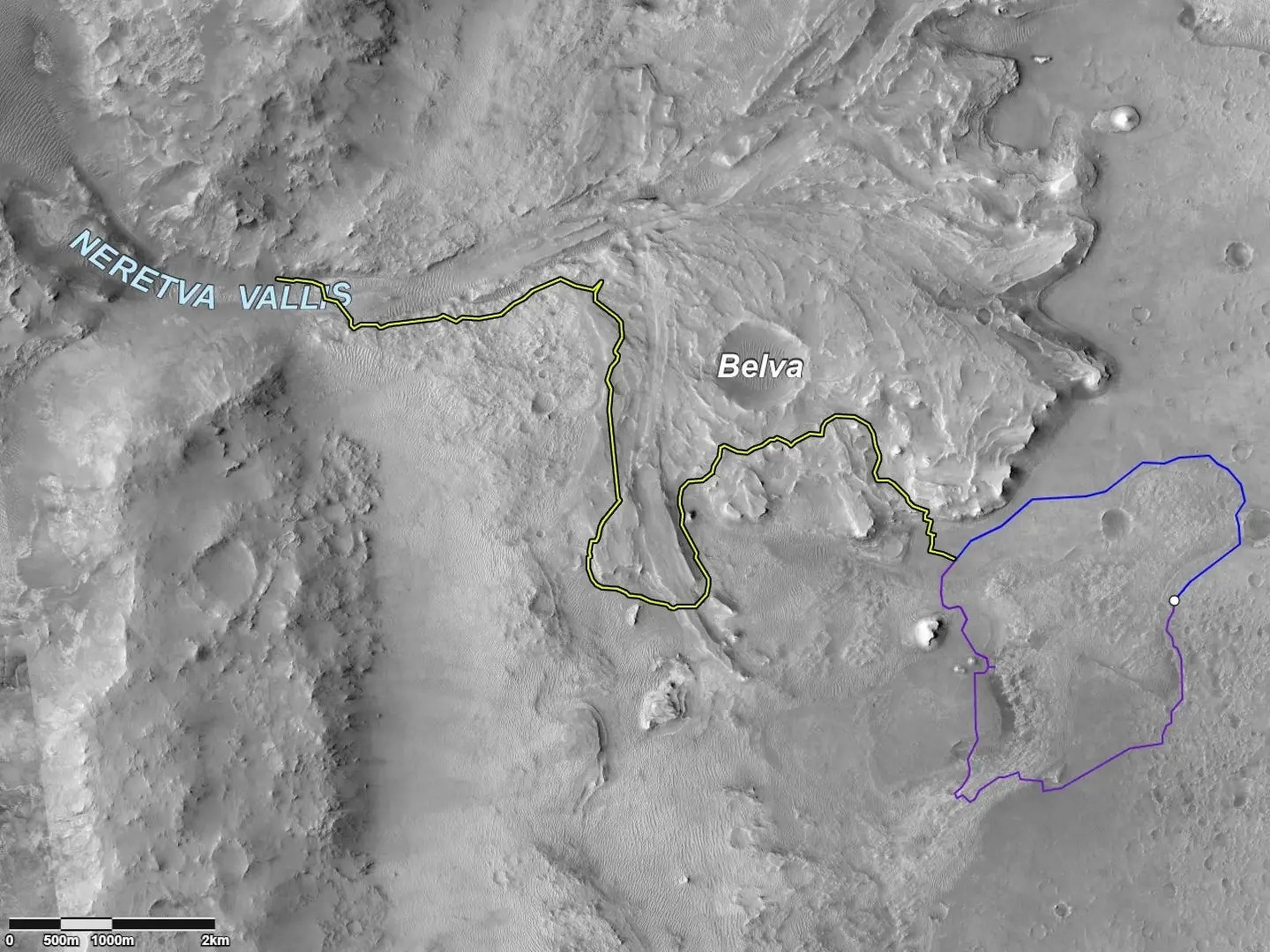 Dos posibles rutas (azul y púrpura) que podría tomar para llegar al depósito de sedimentos en forma de abanico que una vez fue un delta fluvial. La línea amarilla marca una posible ruta para explorar el delta del Jezero.