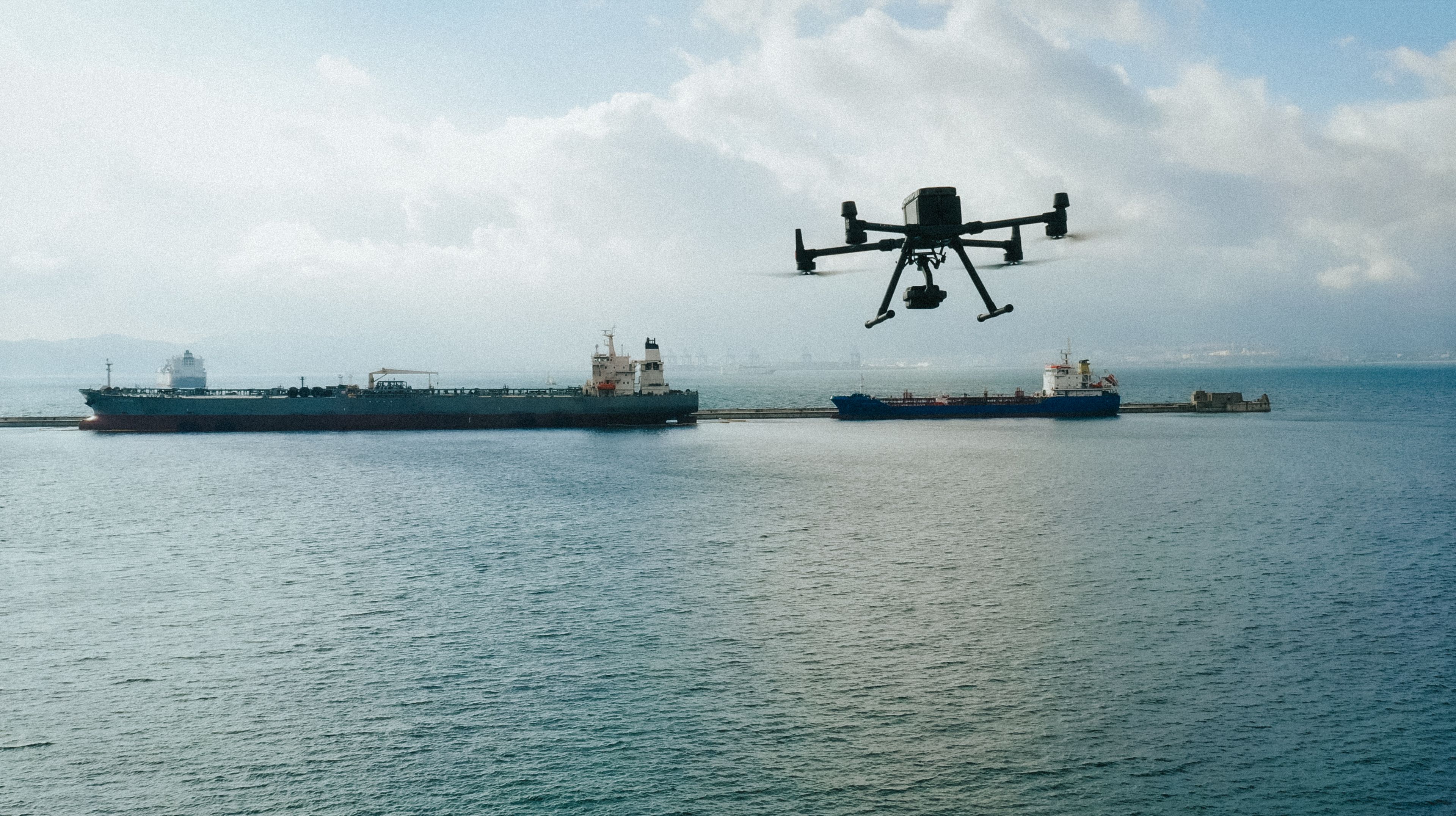 Un dron de Drones Maritime se acerca a una embarcación.