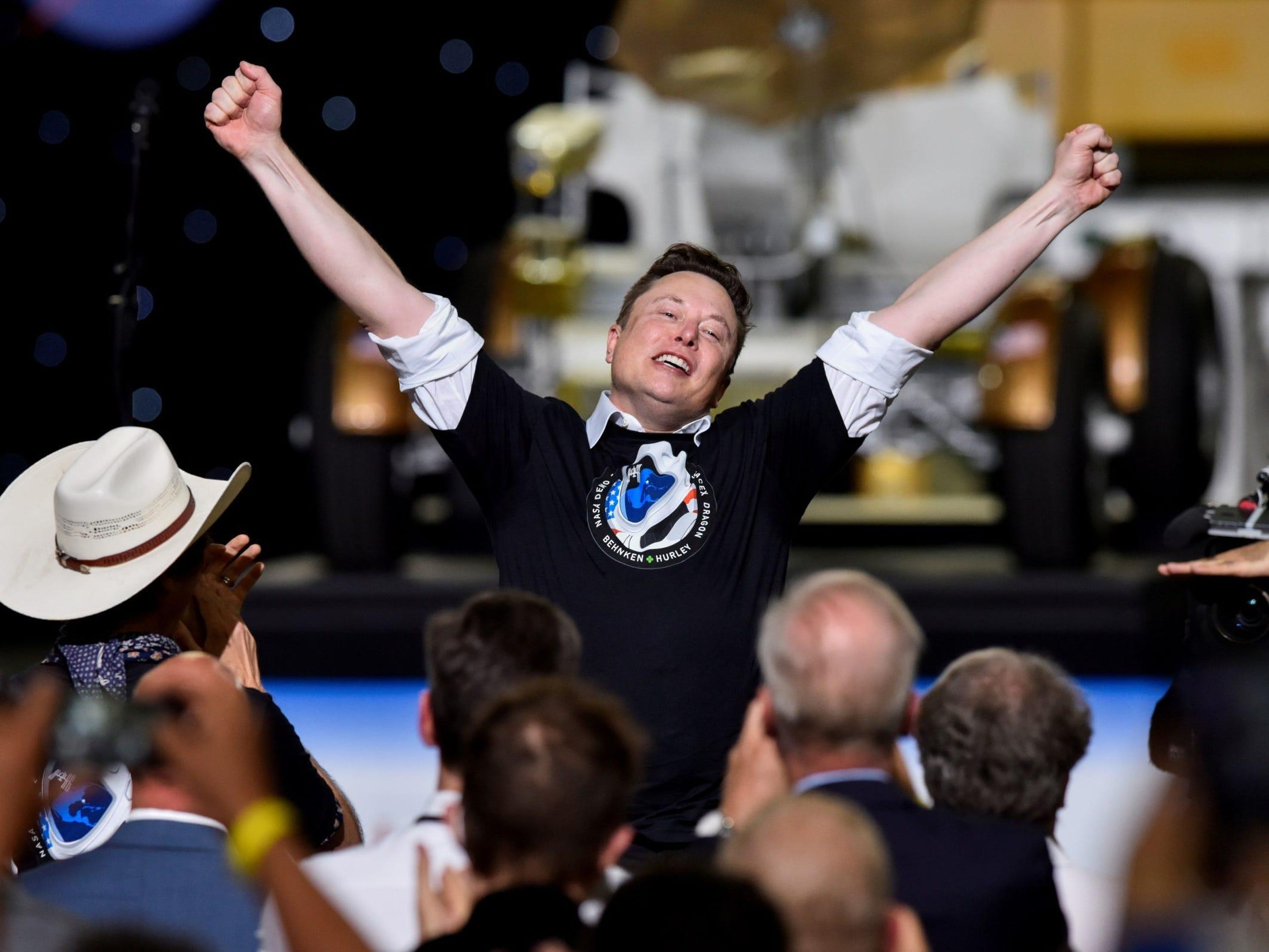 Elon Musk celebra el lanzamiento de un cohete SpaceX Falcon 9 y una nave espacial Crew Dragon en mayo de 2020.
