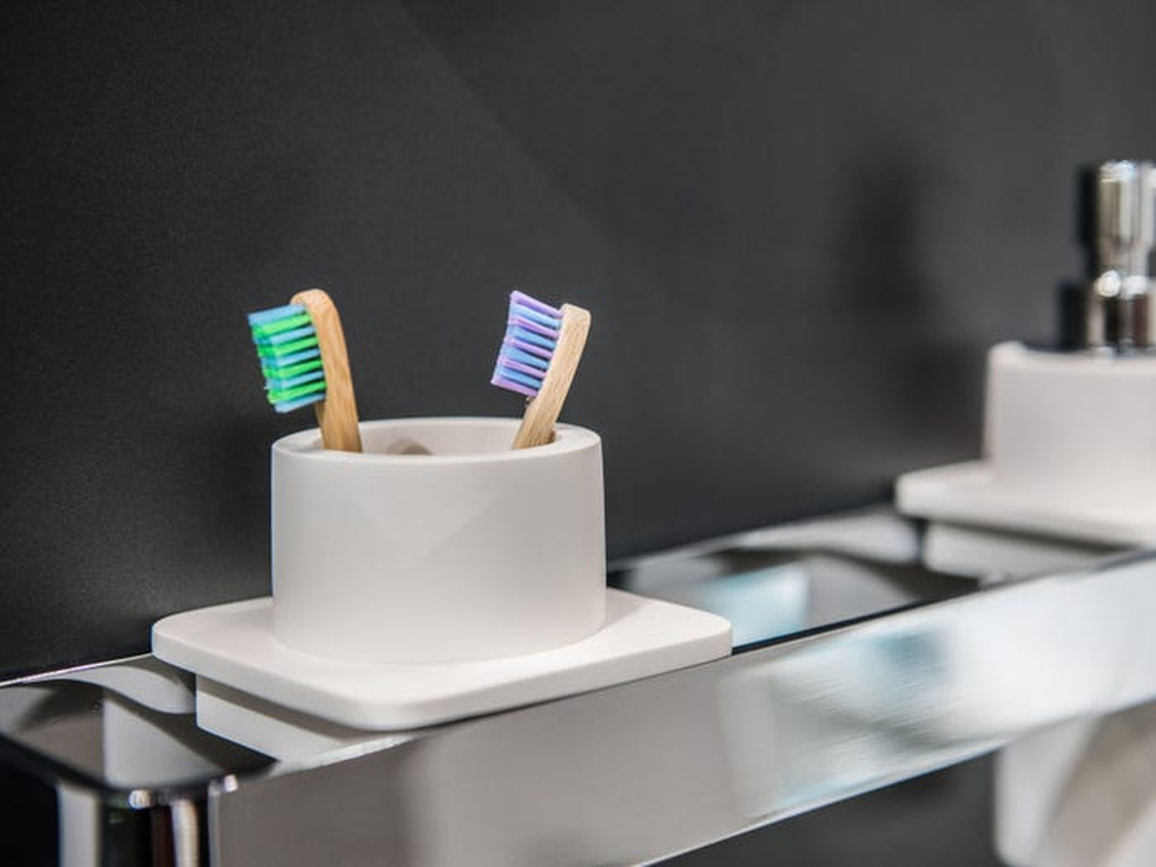 Desinfecta los cepillos de dientes con enjuague bucal o algo similar.