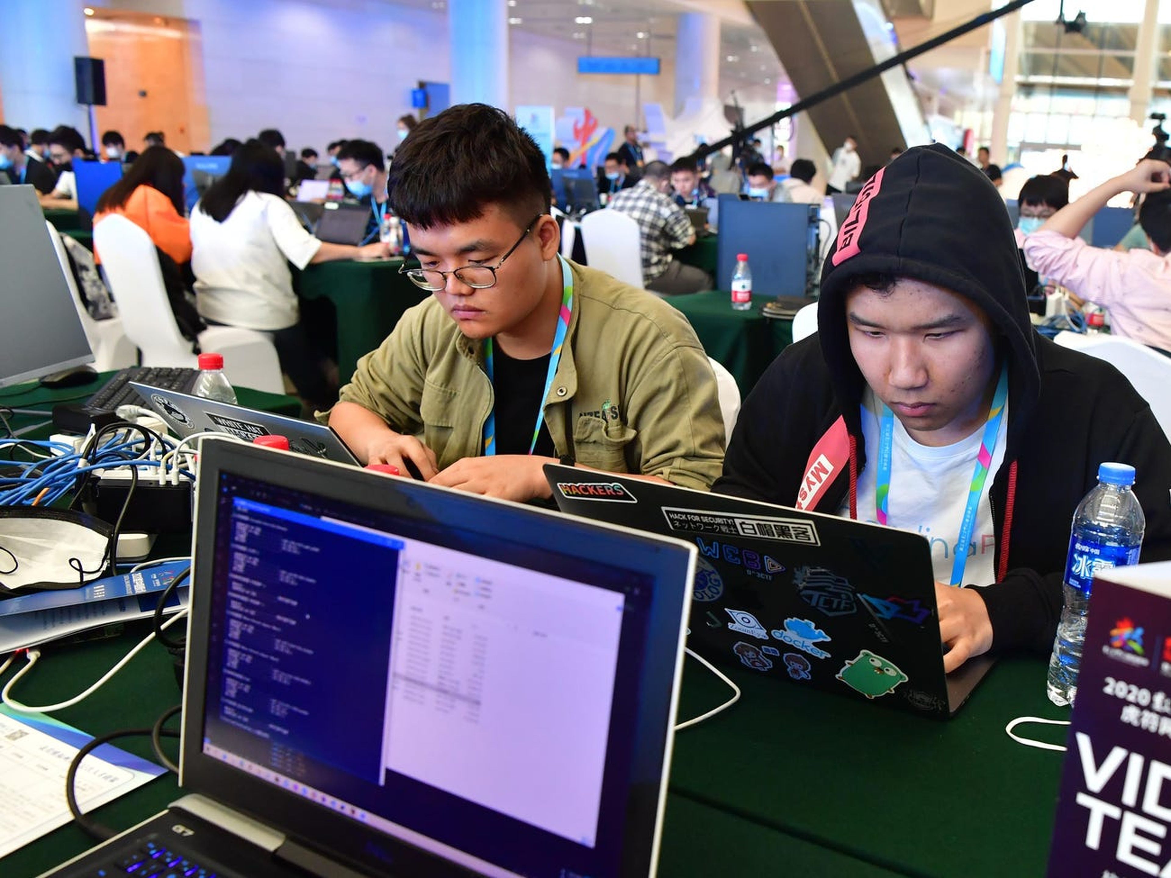 Estudiantes de seguridad informática en una universidad china durante una competición en 2020.