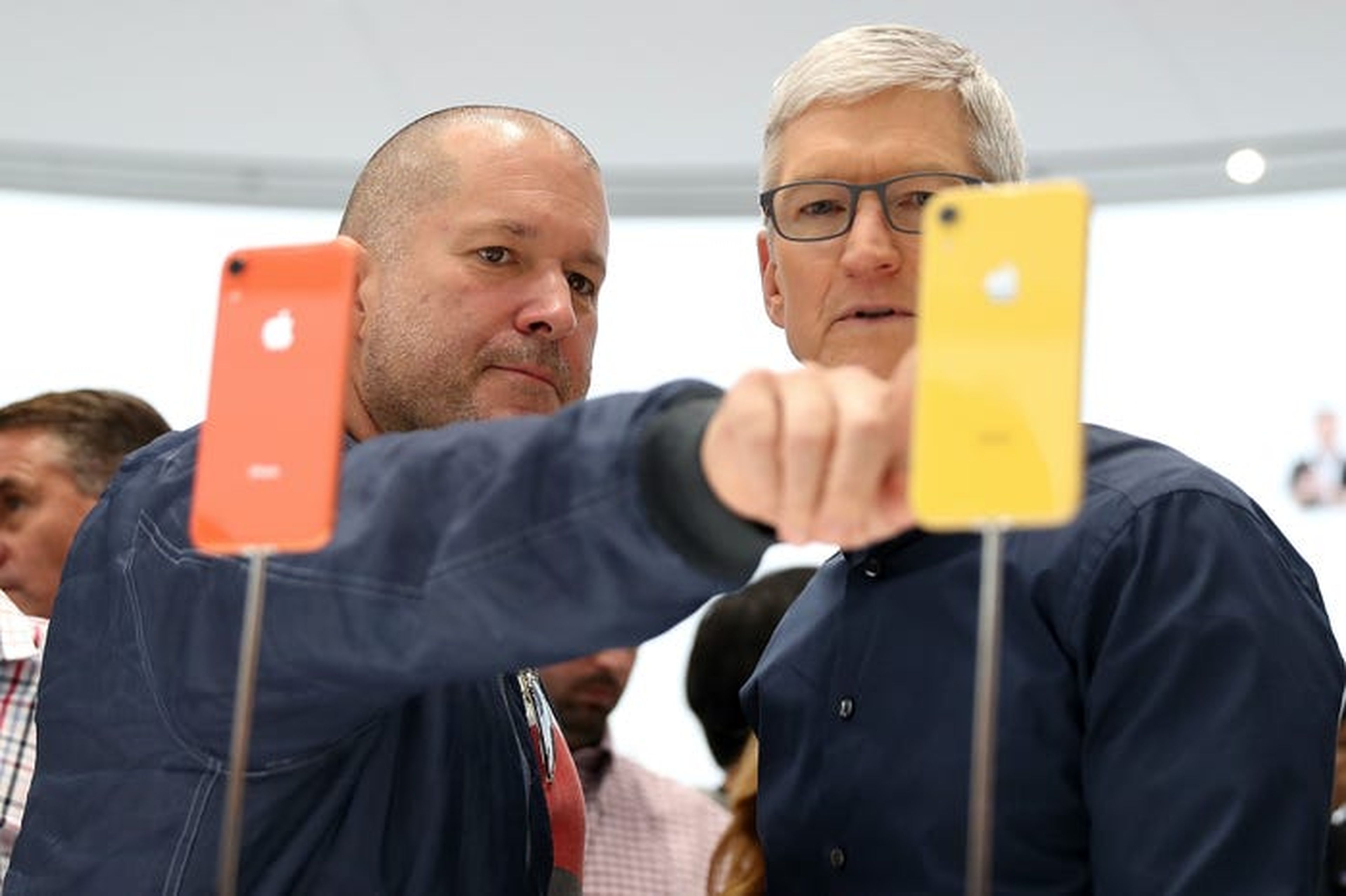 El ex jefe de diseño de Apple, Jony Ive, y el director ejecutivo de Apple, Tim Cook.