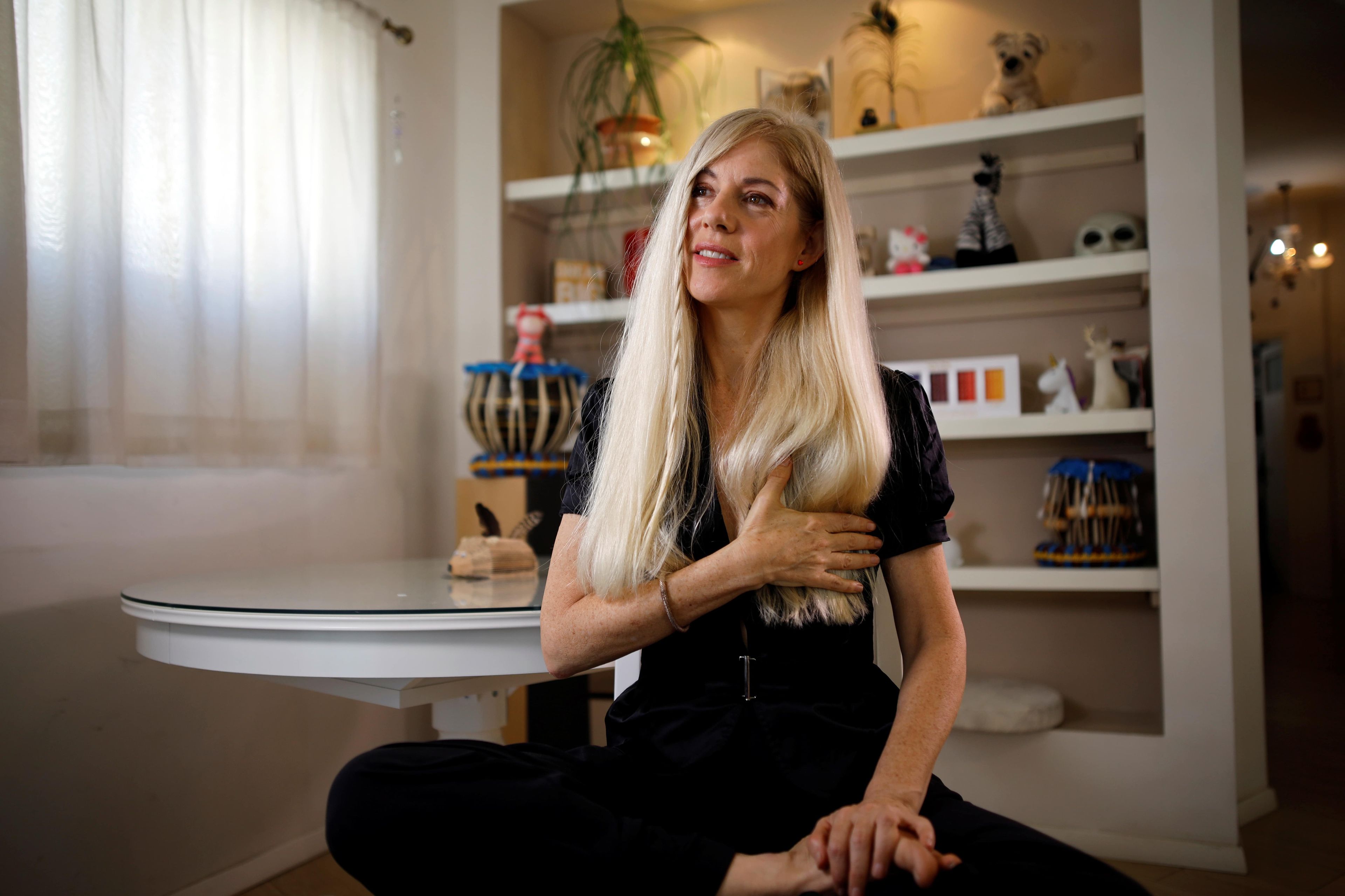 Eylon Nuphar, una artista israelí que renunció a la reconstrucción de senos tras una mastectomía doble.