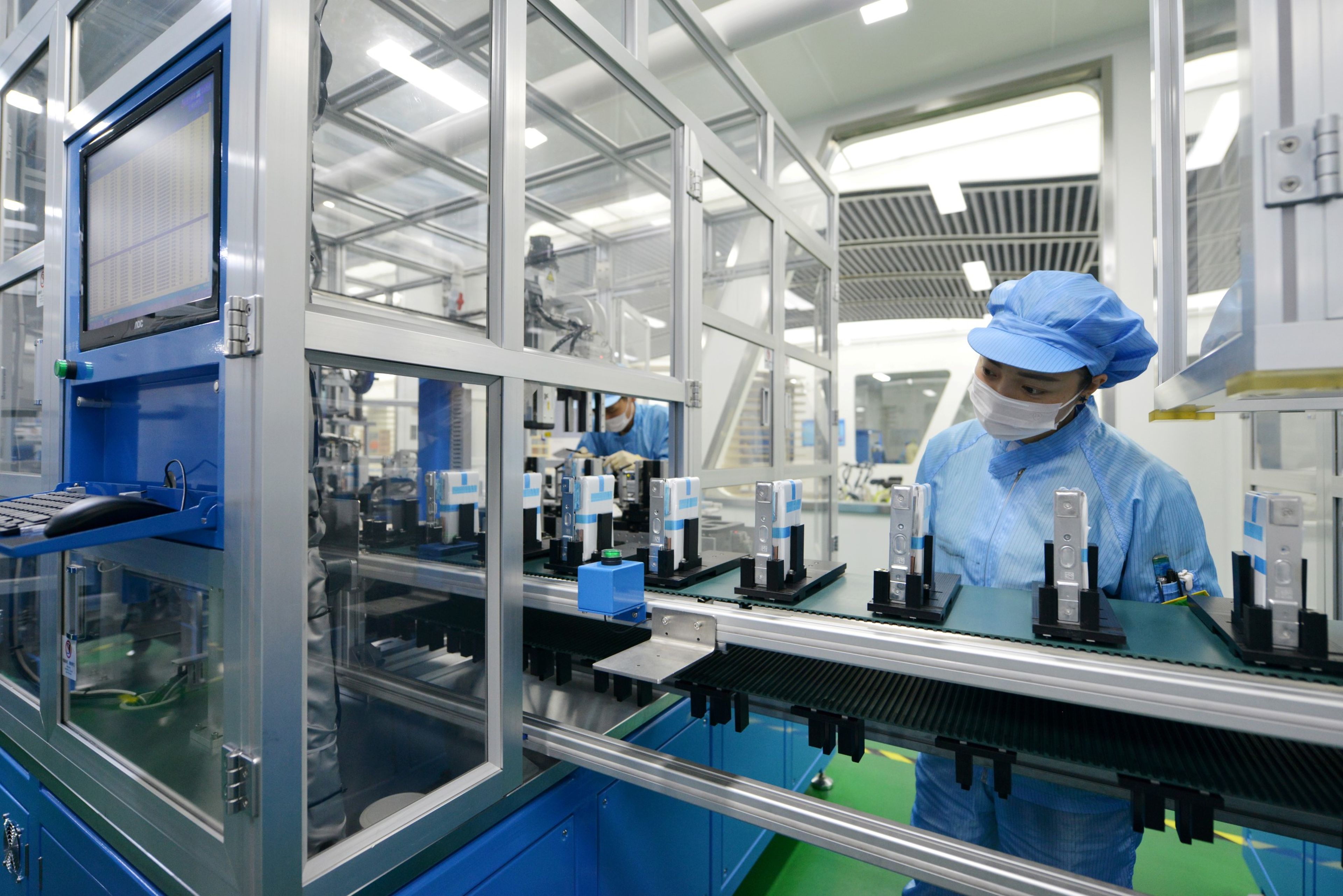 Una operaria en una cadena de producción de baterías para coches eléctricos en China.