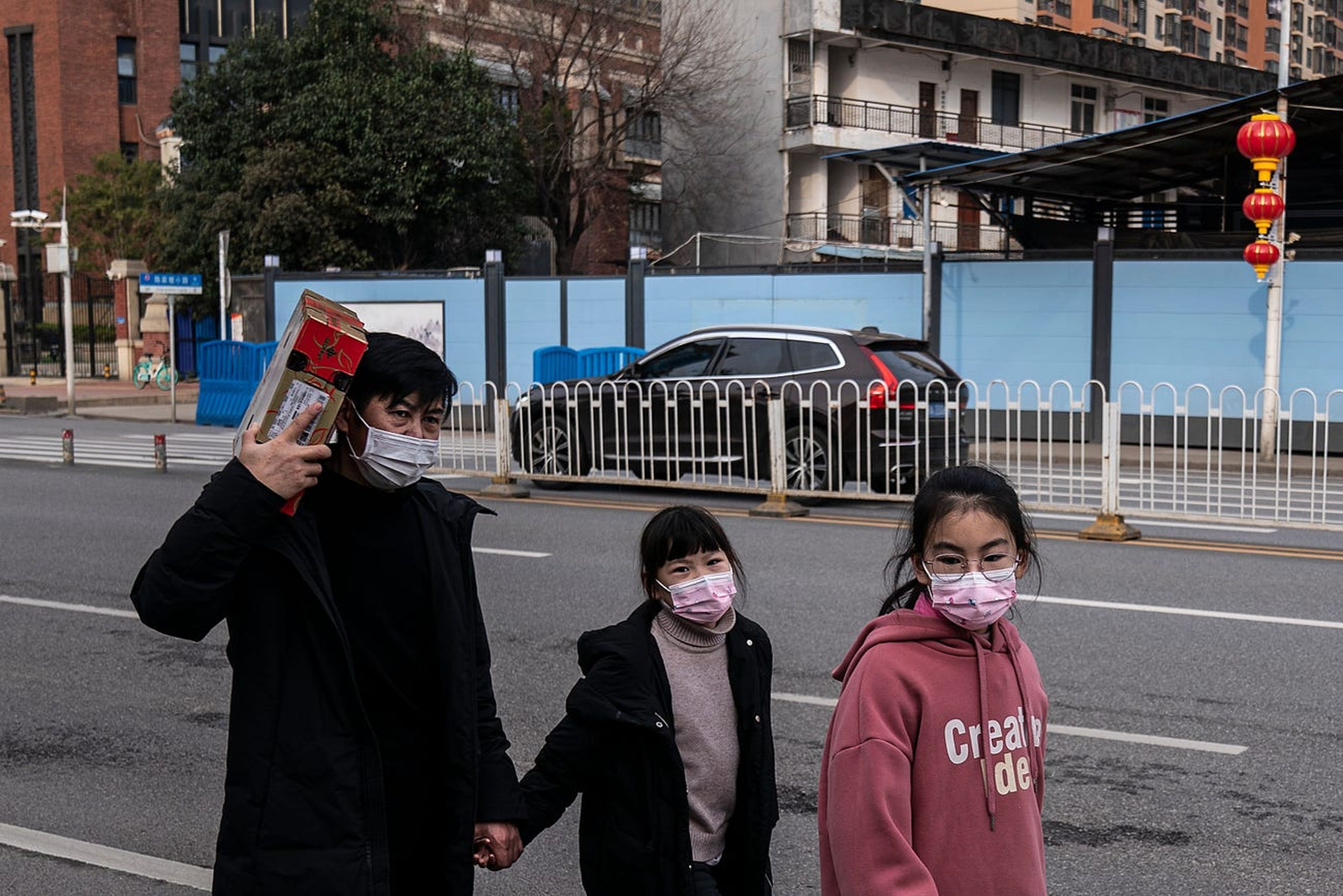 Familia caminando durante la pandemia