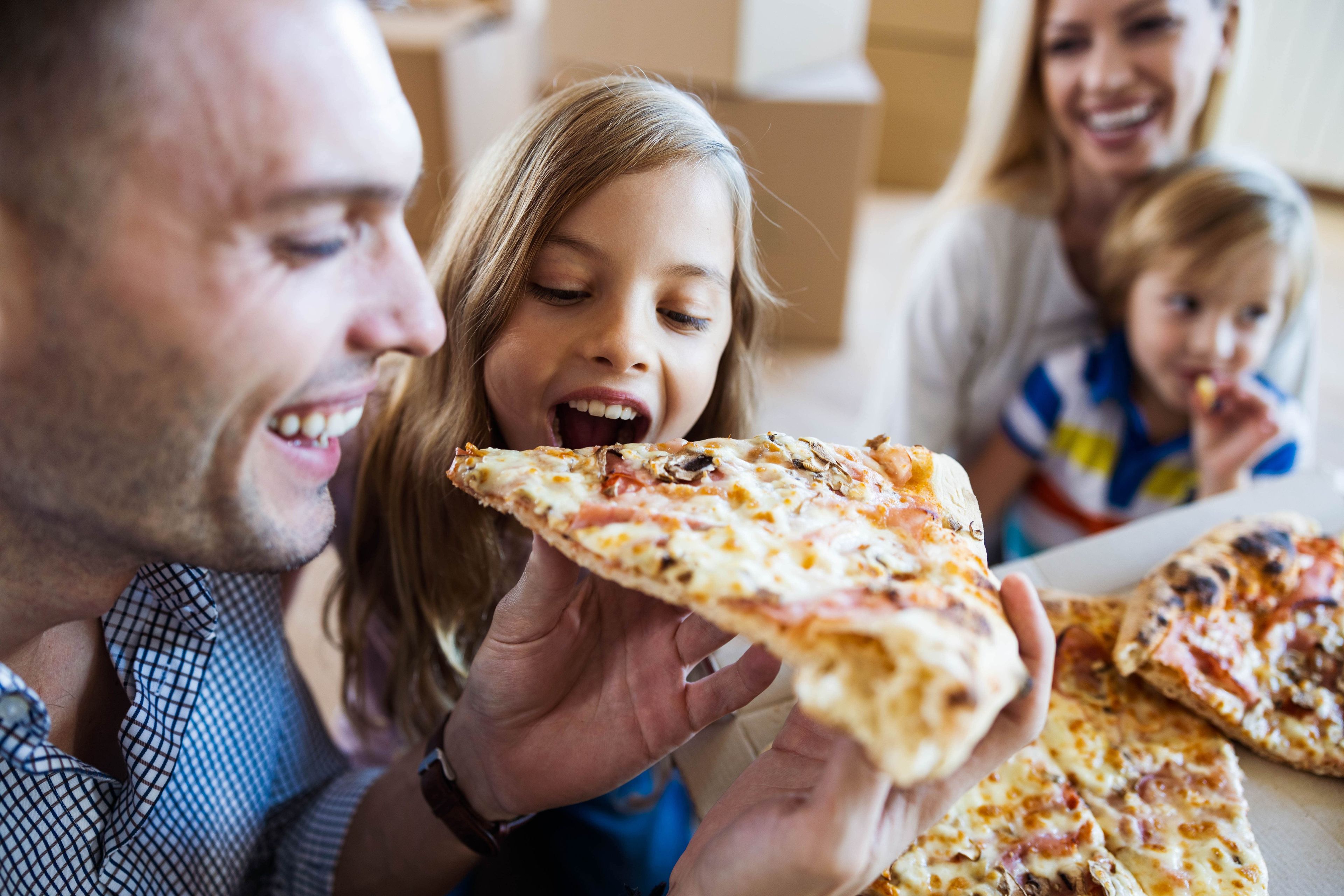 Familia comiendo pizza