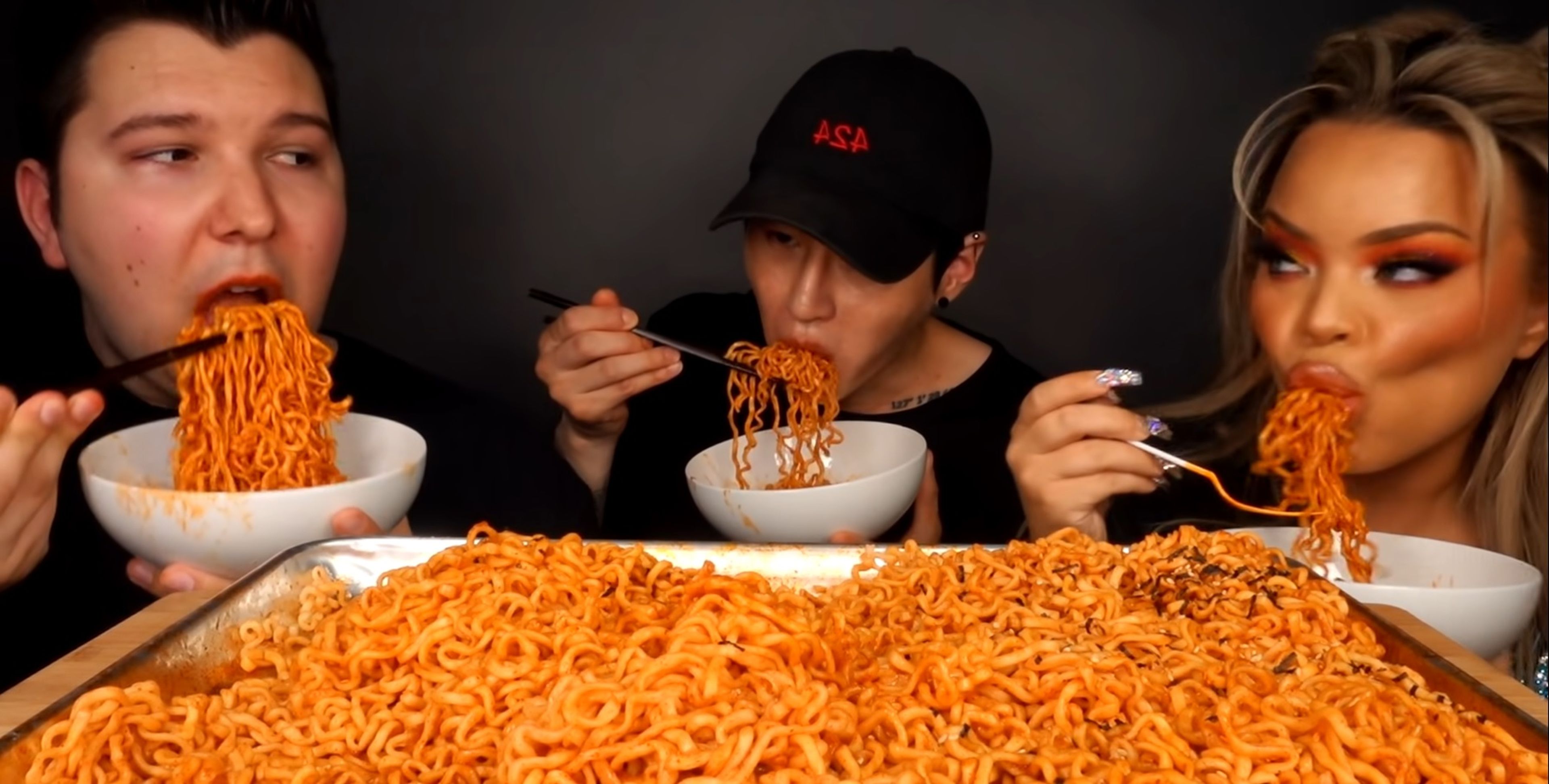 Grabarse mientras se come mucho se llama ‘Mukbang’ (YouTube - Zach Choi ASMR)