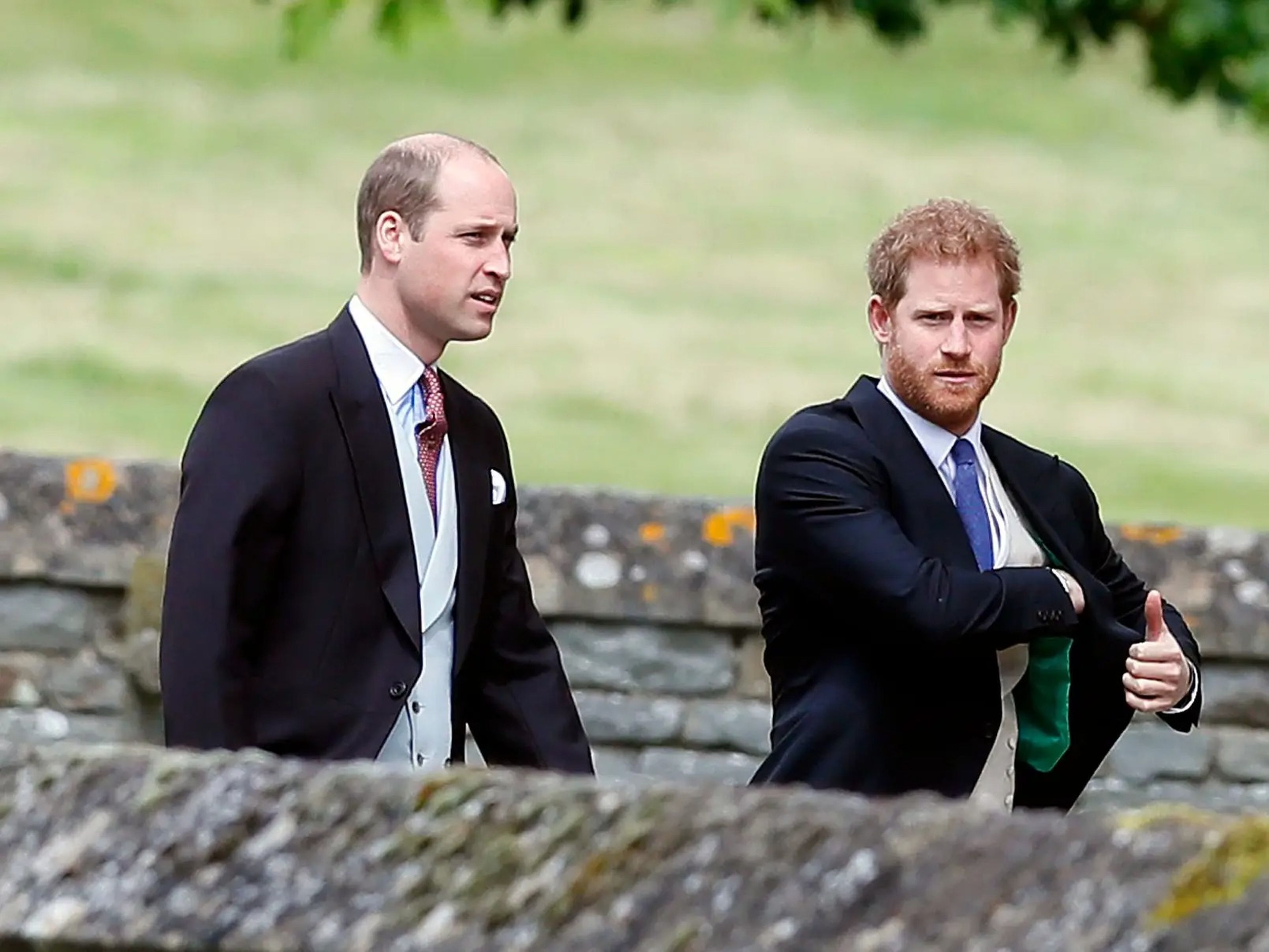 El príncipe William y el príncipe Harry llegan para la boda de Pippa Middleton.