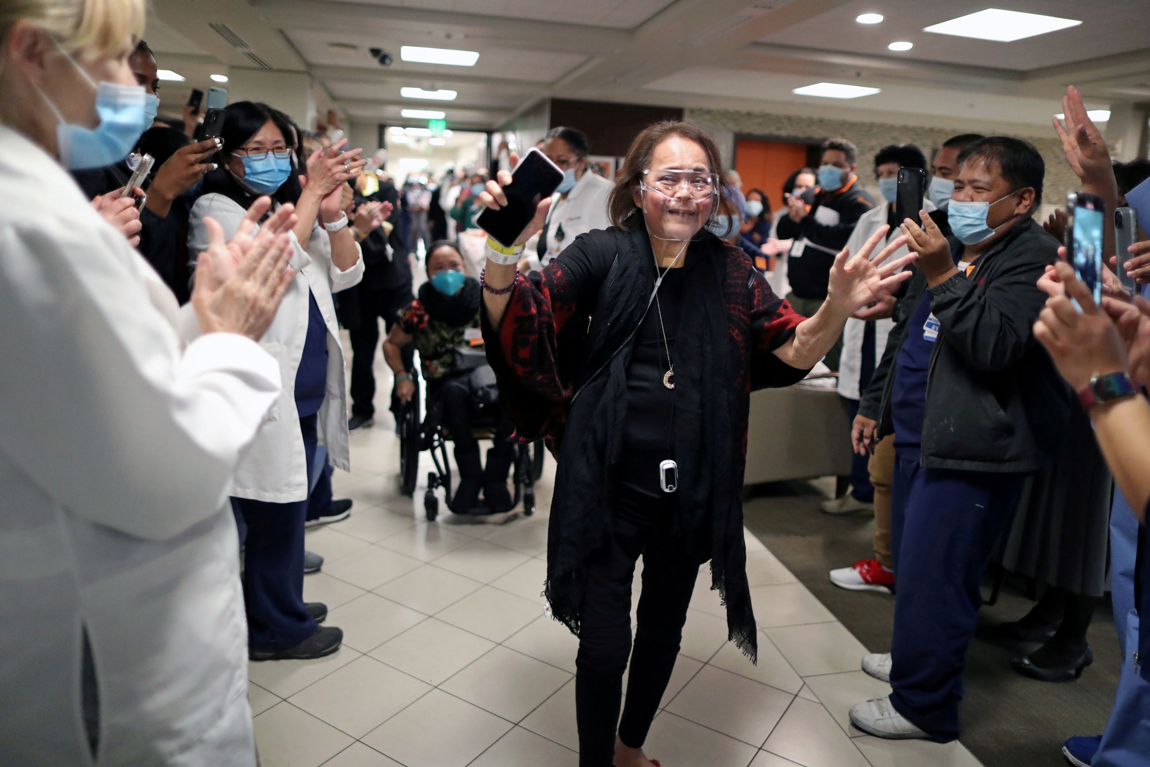 Merlin Pambuan, enfermera de la UCI, es aplaudida por el personal de un hospital estadounidense tras haber pasado allí 8 meses por infectarse con coronavirus.
