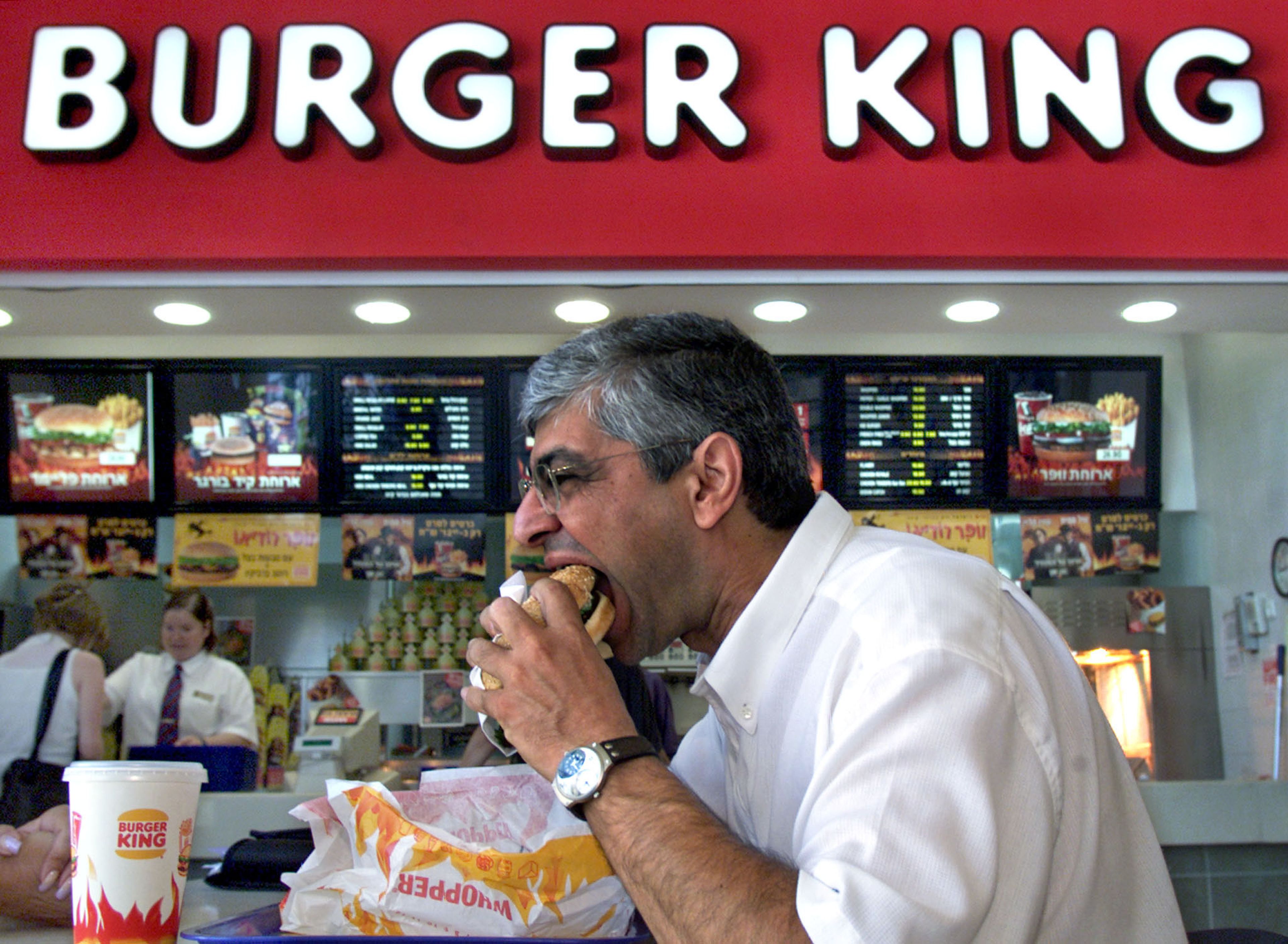 hombre comiendo hamburguesa en Burger King