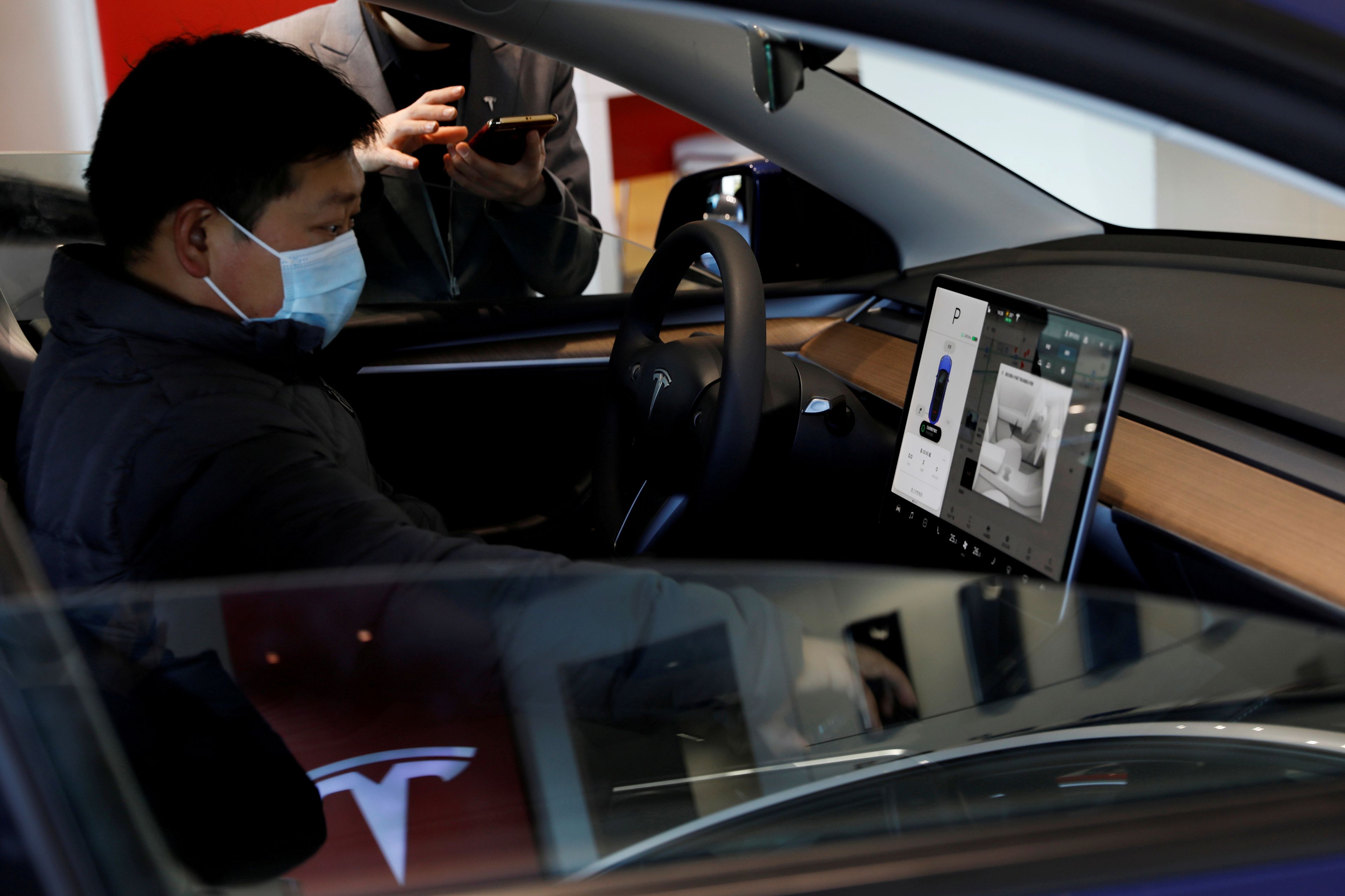 Un hombre prueba un Tesla Model Y en China