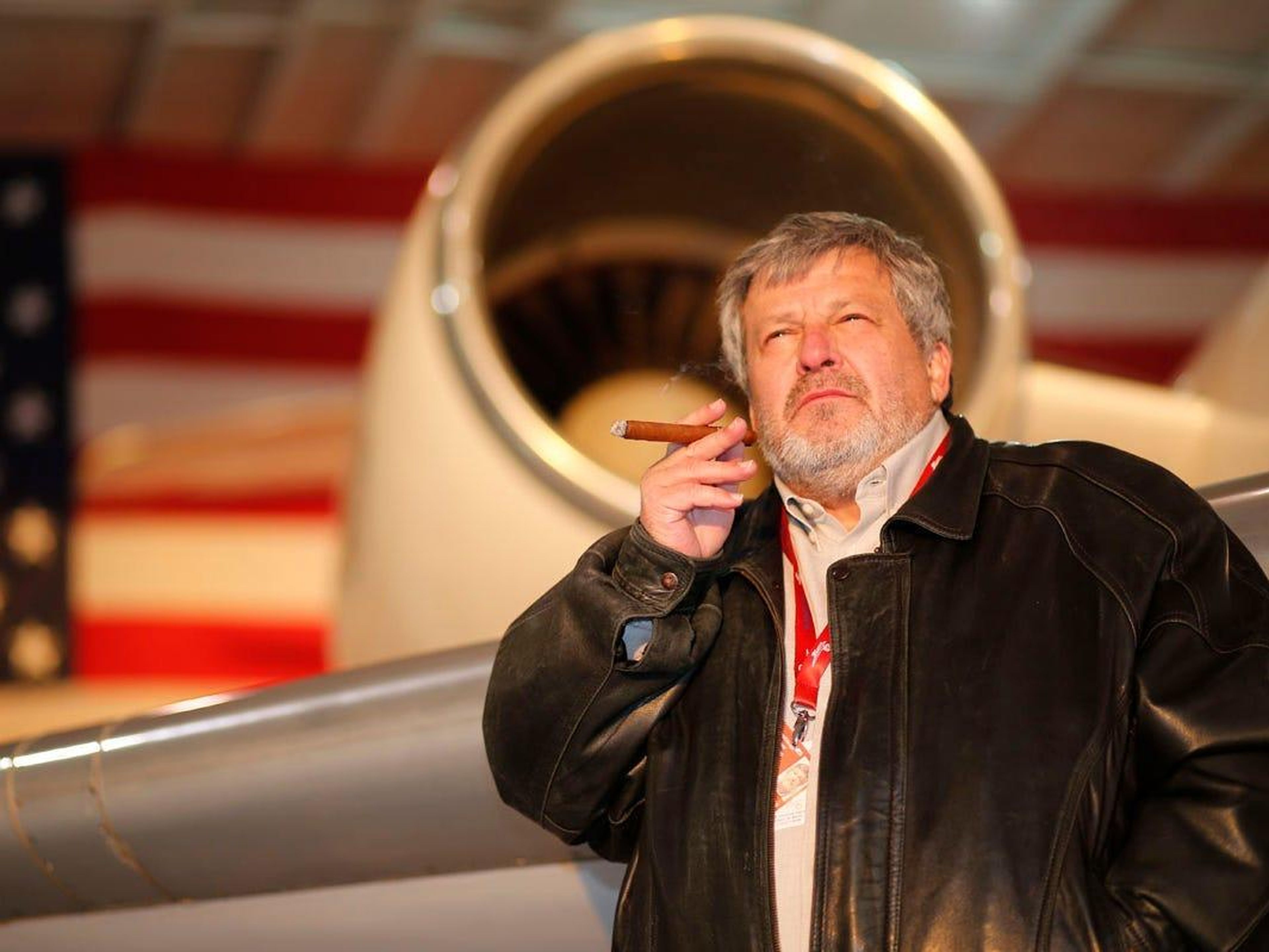 Nick Popovich lleva 40 años dedicándose al emmbargo de aviones.