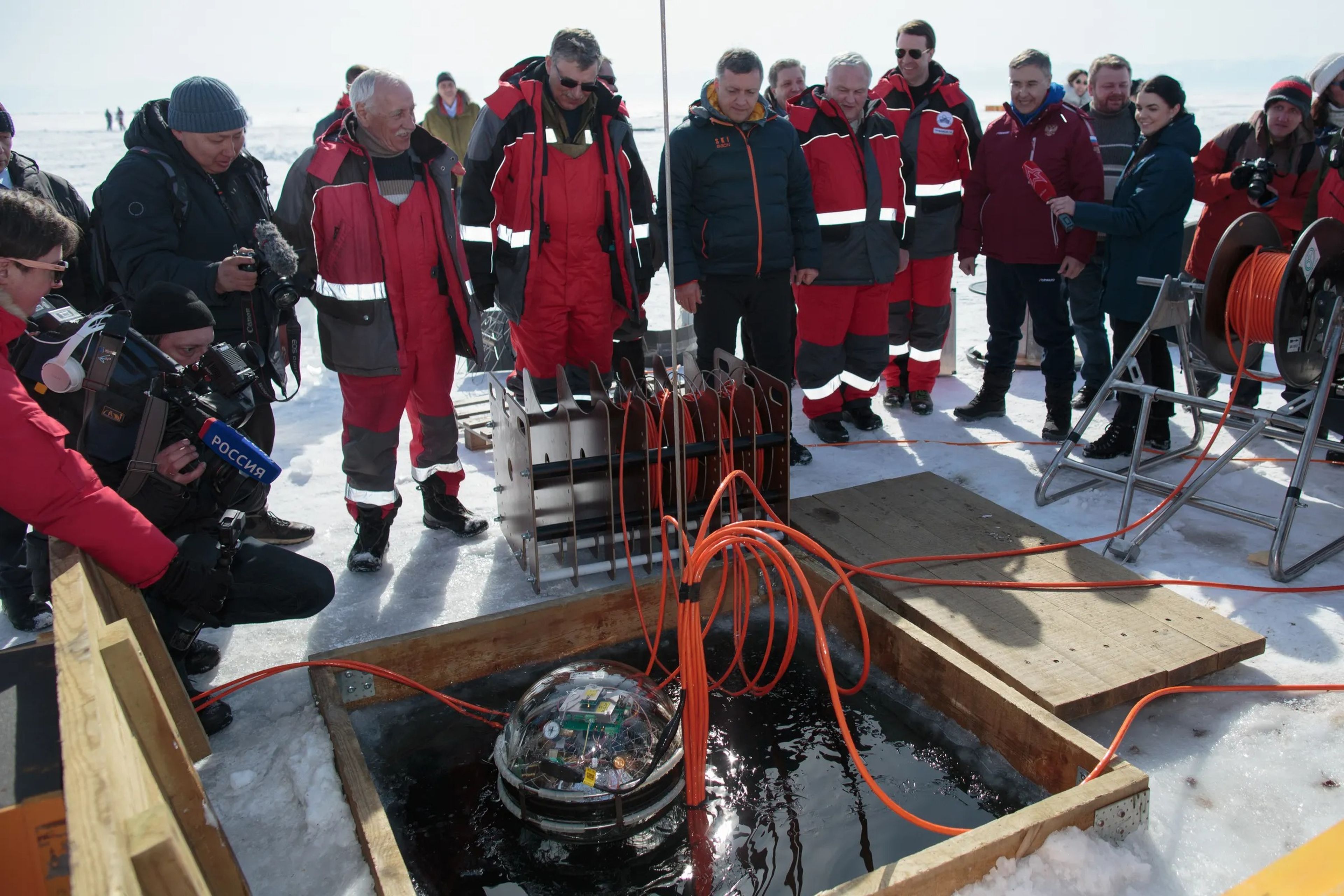 El lanzamiento ceremonial del telescopio detector de volumen Baikal-Gigaton (GVD), en el lago Baikal de Rusia el 13 de marzo de 2021.