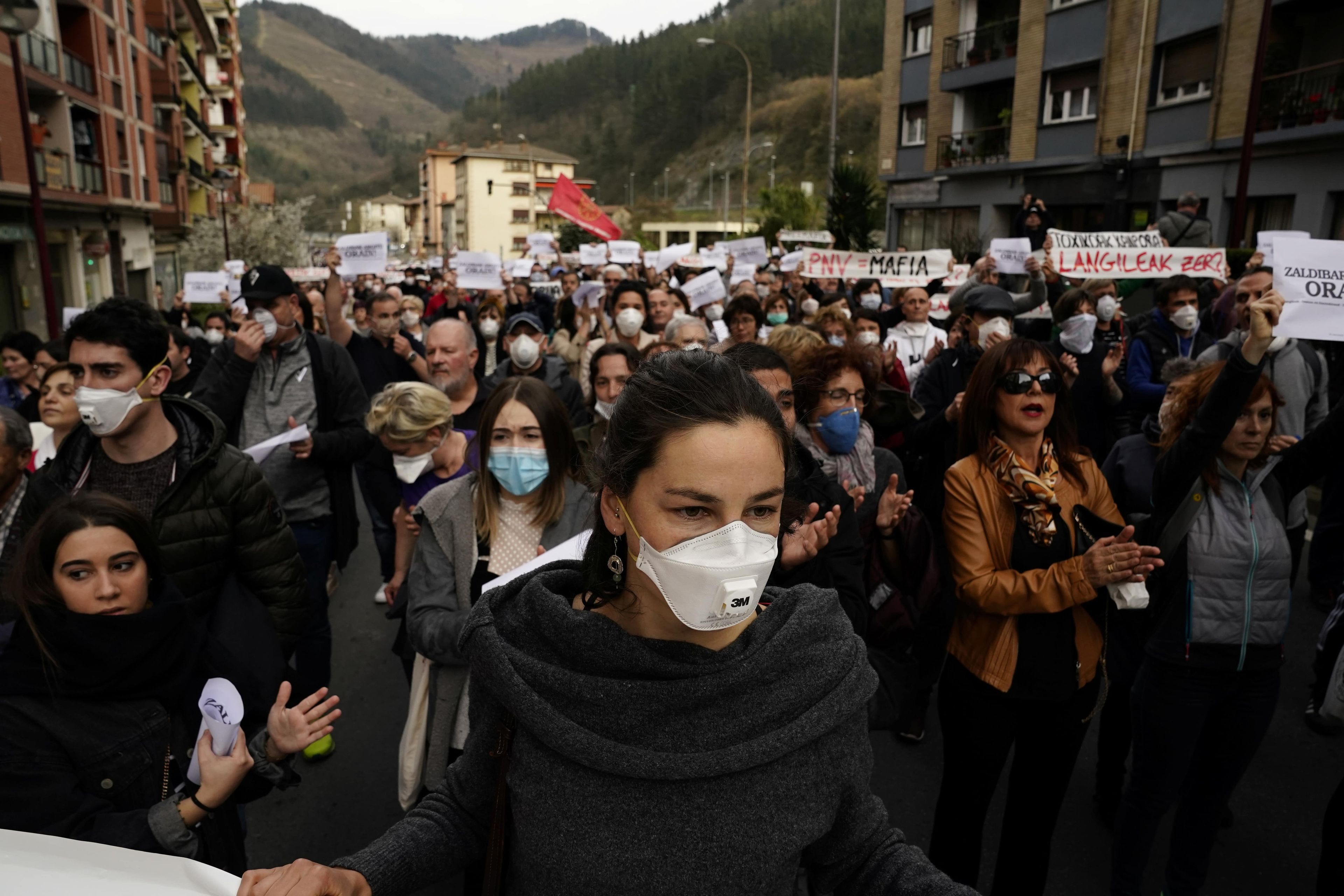 Manifestaciones con mascarillas por la quema de un vertedero en Ermua, Vizcaya.
