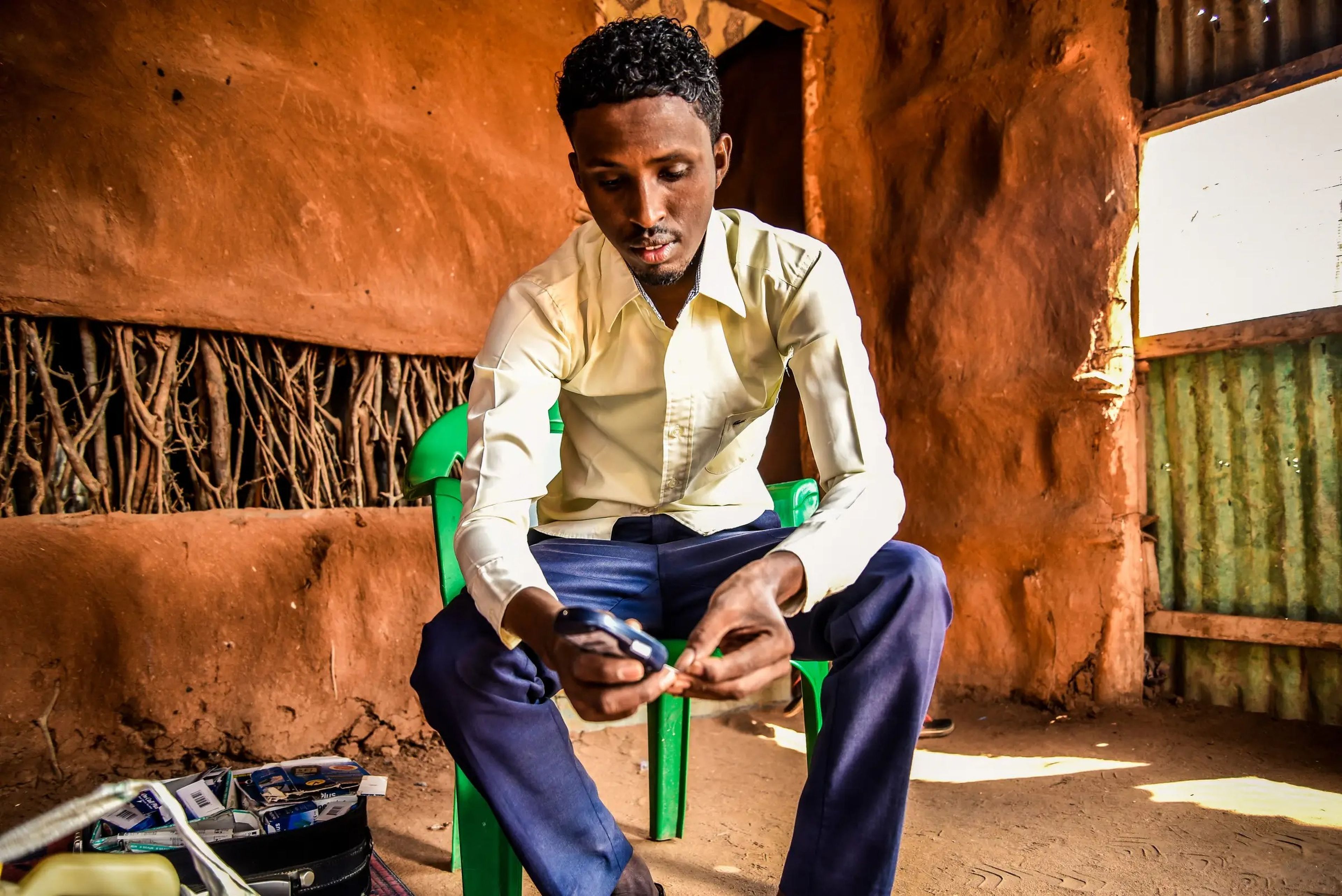 Mohamed Hussein Bule, de 27 años, enseña ciencias en un campo de refugiados en Kenia.