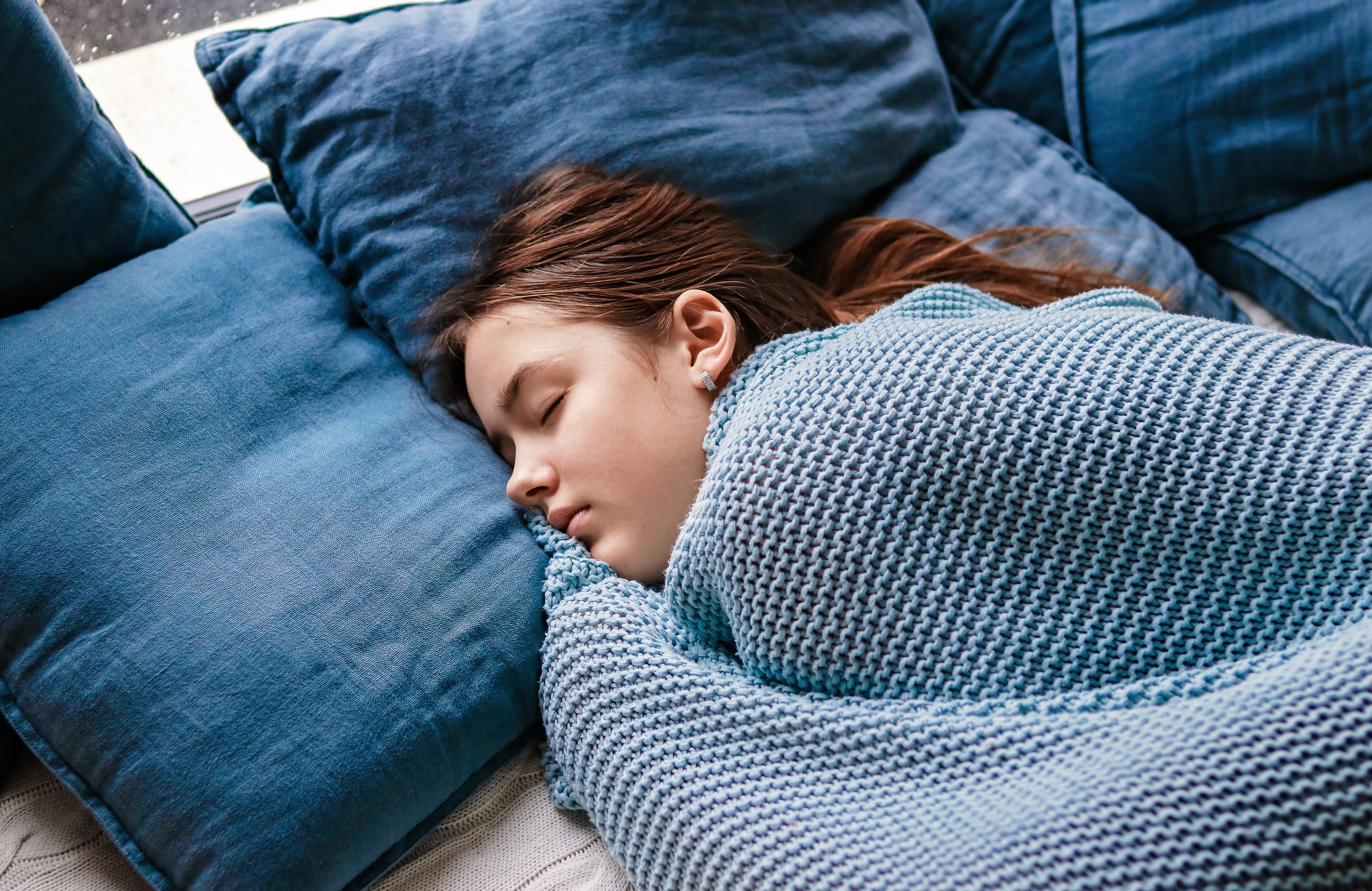 Dormir con una manta pesada puede ayudar a combatir el insomnio y