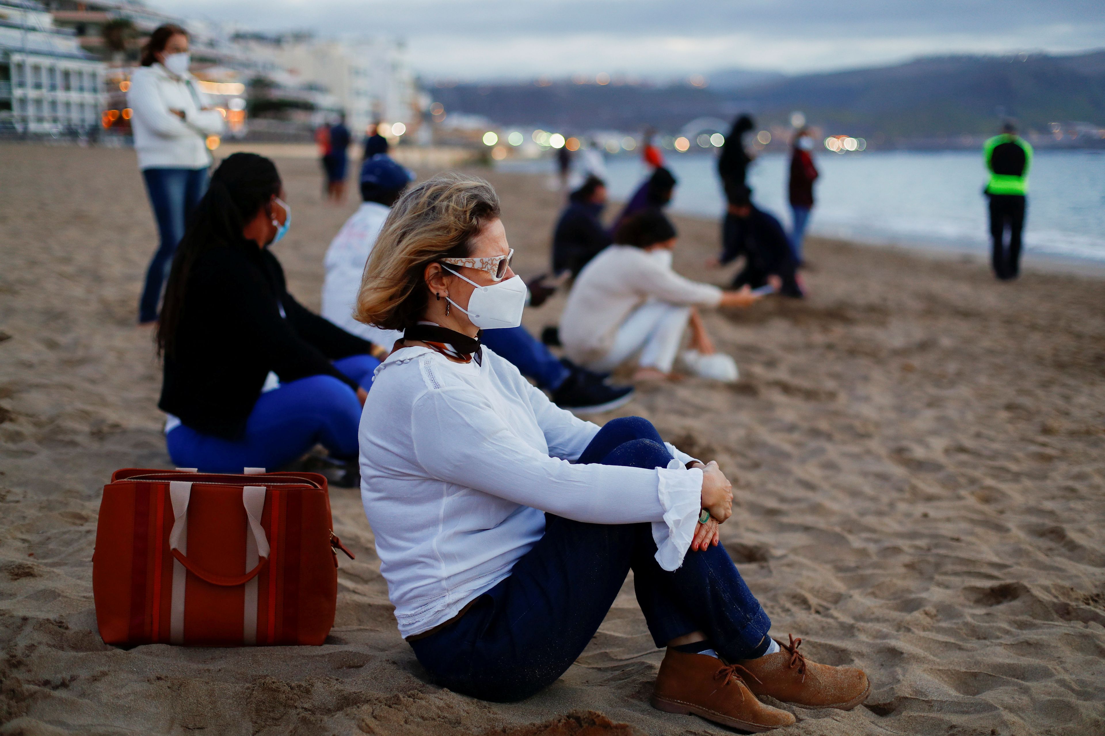 Una mujer con mascarilla en una playa de Gran Canaria.
