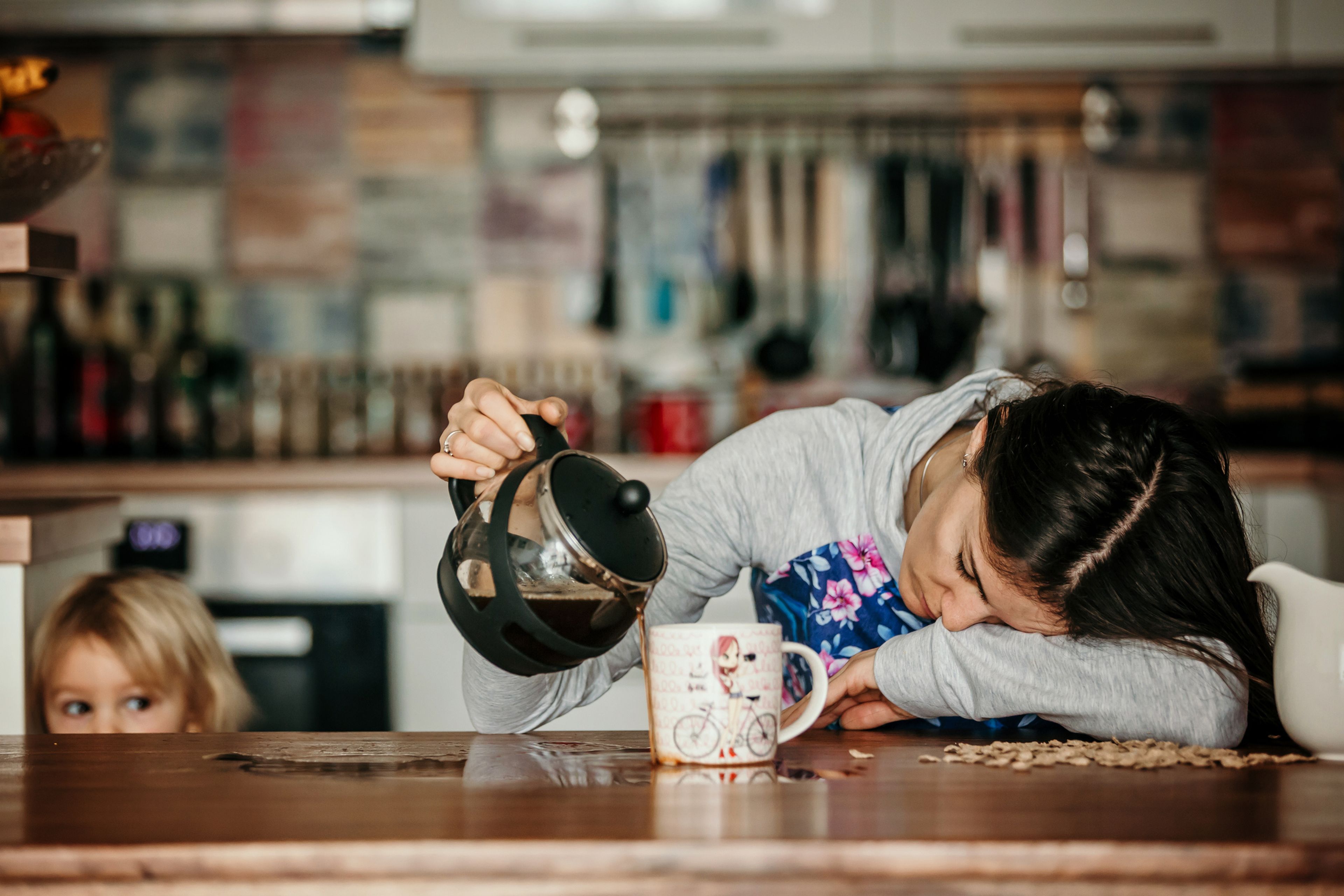 Una mujer se queda dormida mientras sirve el café.