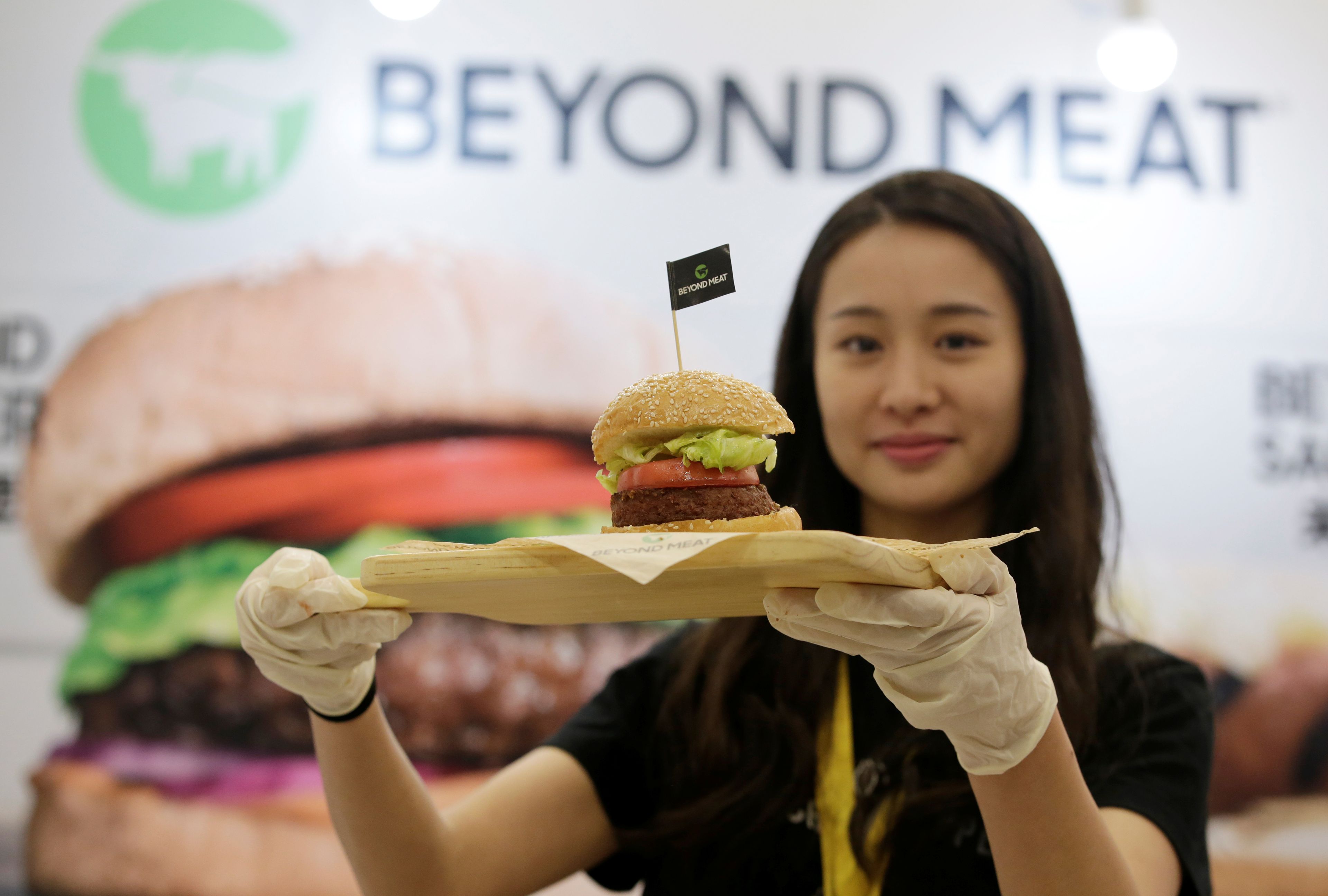 mujer sosteniendo hamburguesa de Beyond Meat