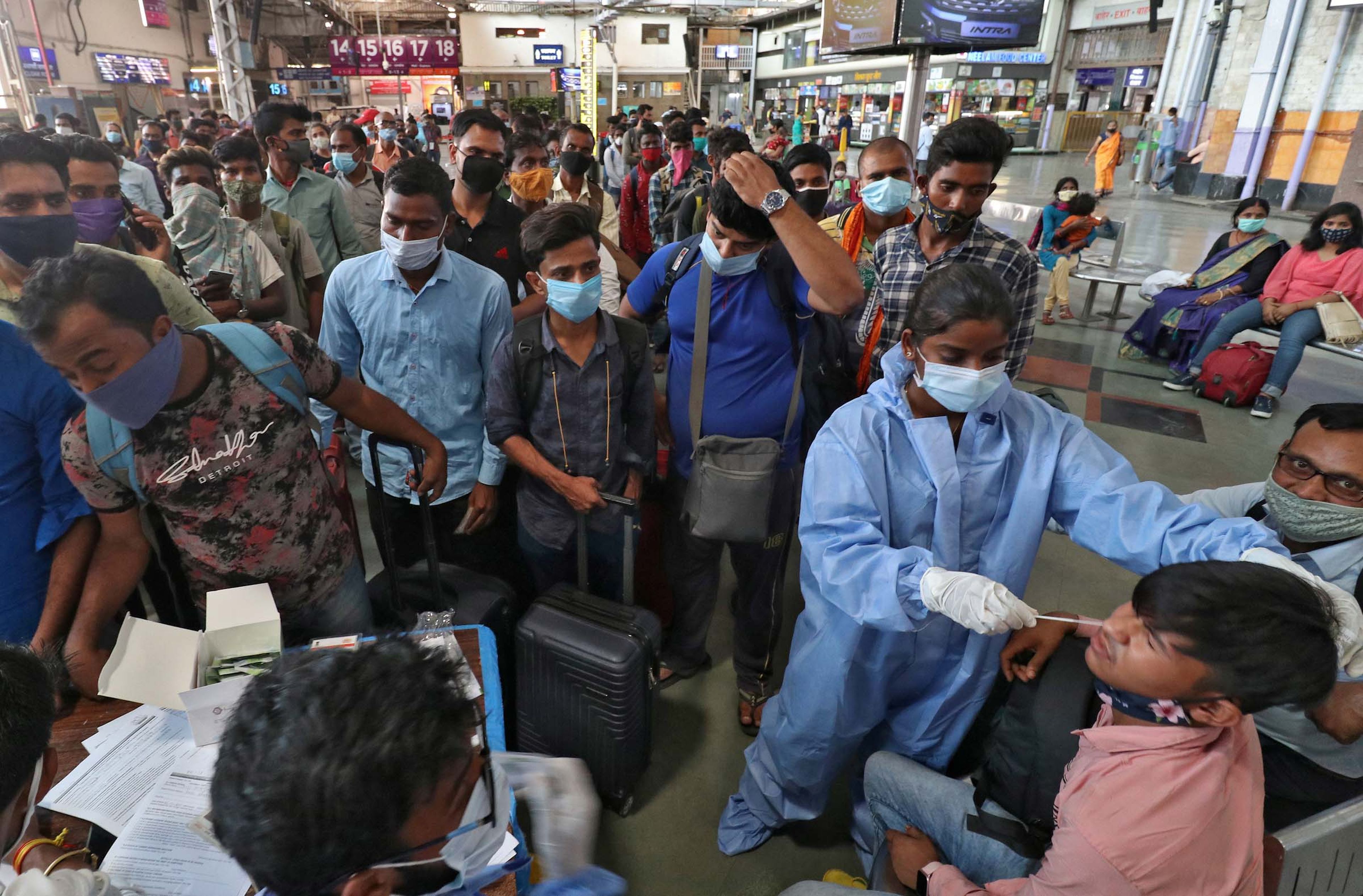 Un nuevo coronavirus "doble mutante" aparece en India, en medio de sus 24 horas más duras