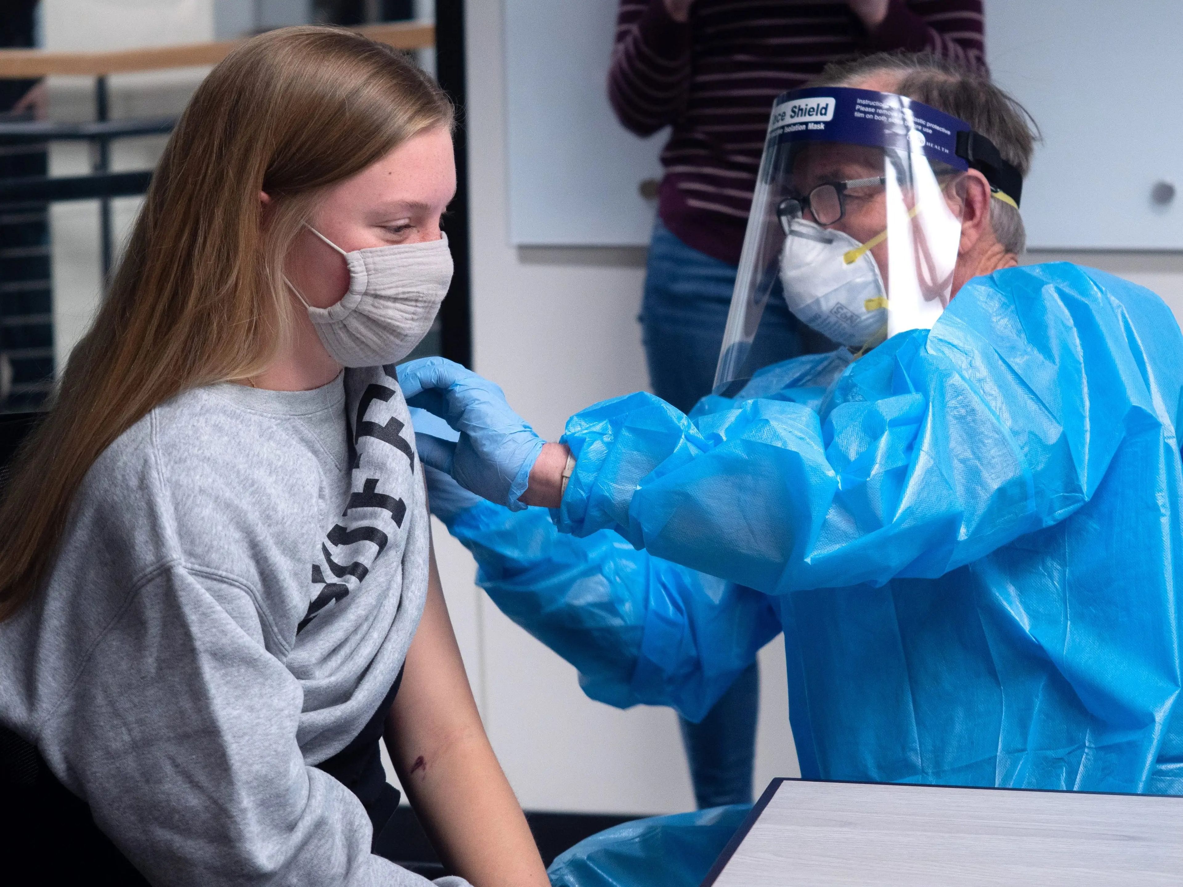 Olivia Parsons, de 22 años, estudiante de neurociencia en la Universidad de Colorado Boulder, recibe su primera dosis de la vacuna de Moderna.